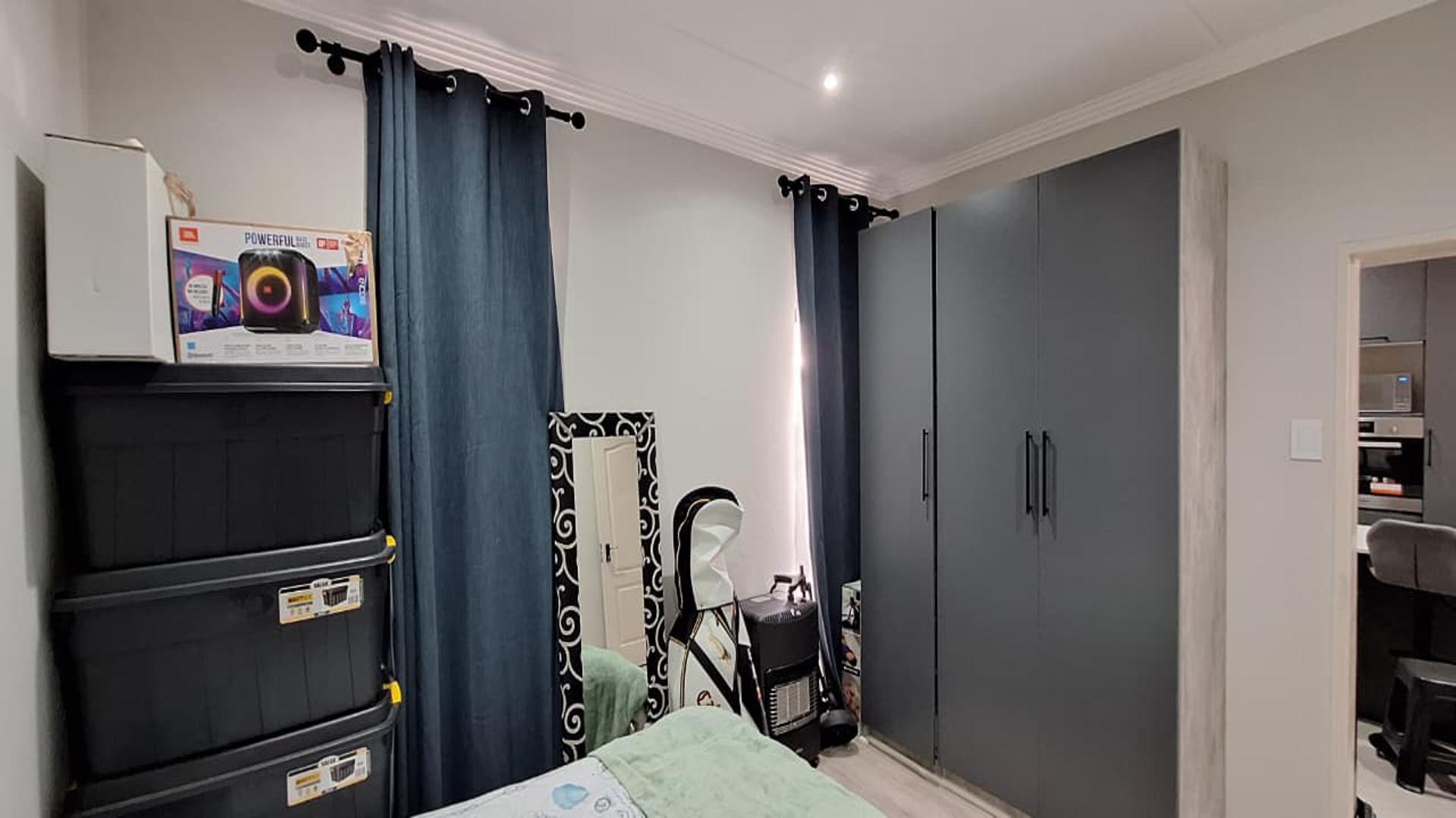 Bed Room 2 - 13 square meters of property in Bryanston