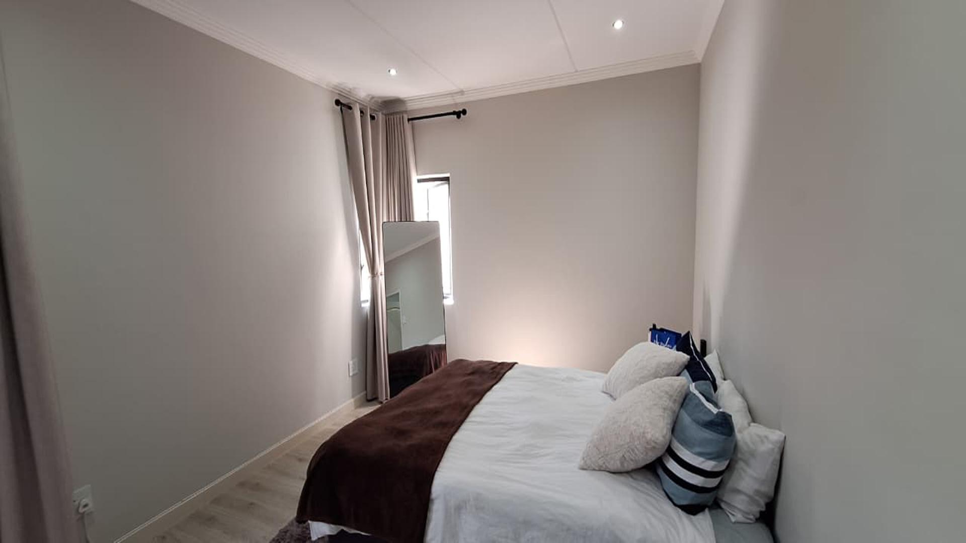 Bed Room 1 - 19 square meters of property in Bryanston
