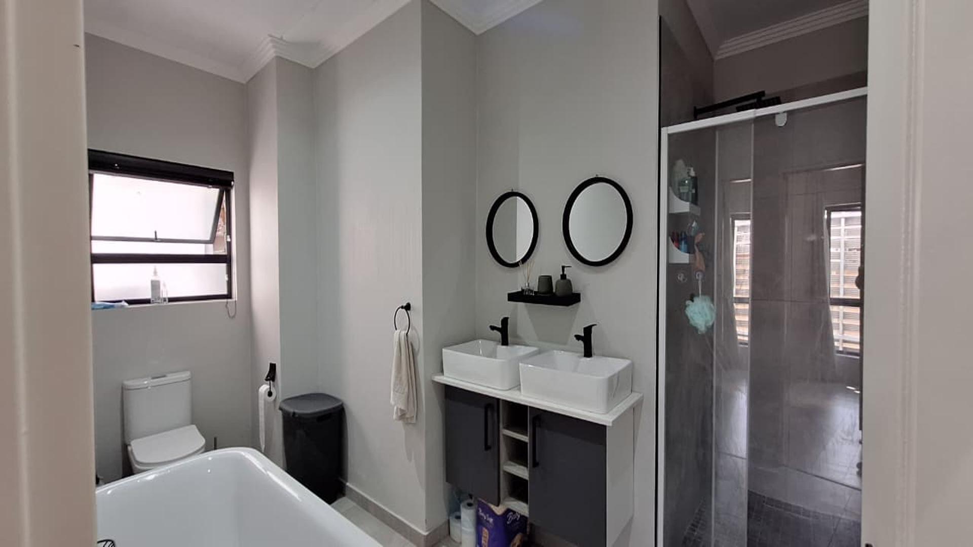 Bathroom 1 - 9 square meters of property in Bryanston