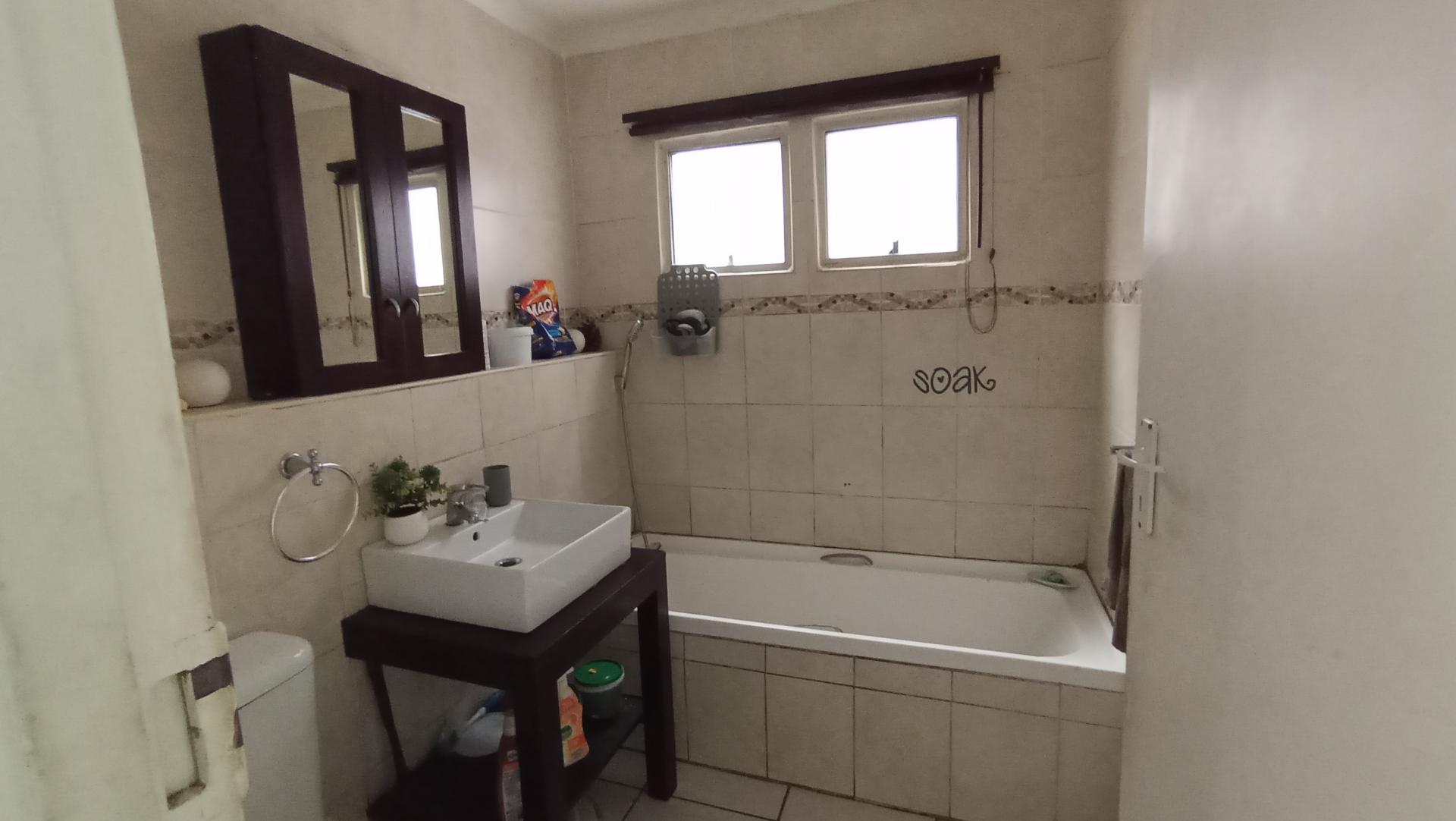 Bathroom 1 - 4 square meters of property in Sherwood
