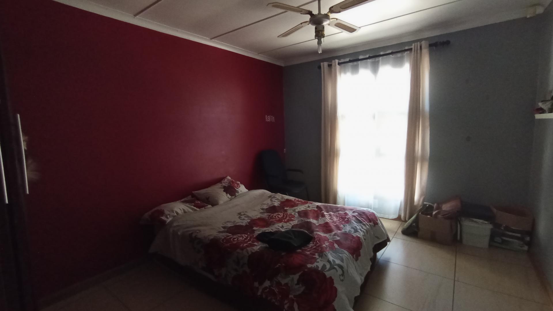 Bed Room 2 - 17 square meters of property in Sherwood