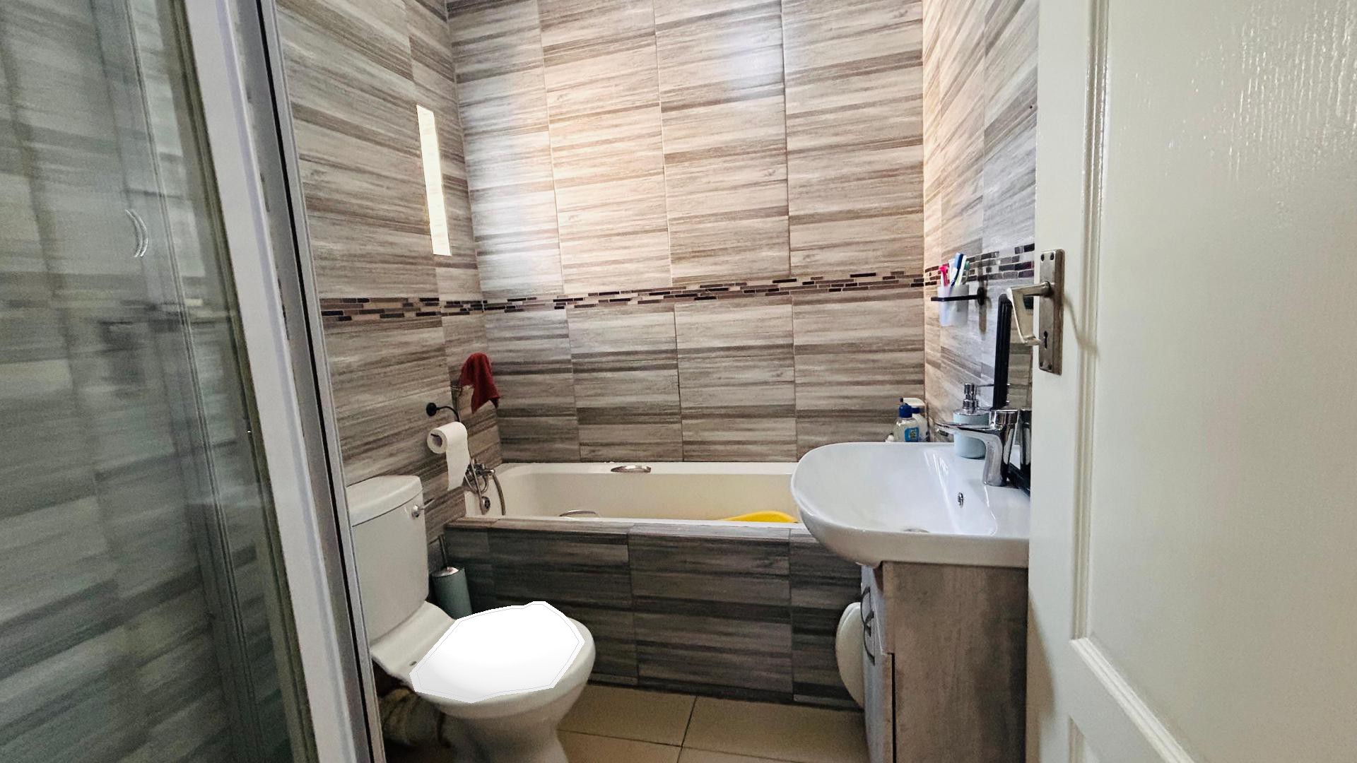 Bathroom 1 of property in The Orchards