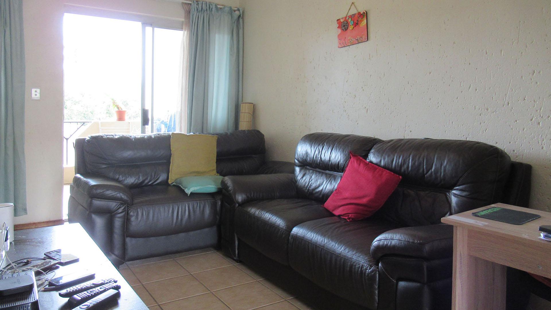 Lounges - 14 square meters of property in Comet