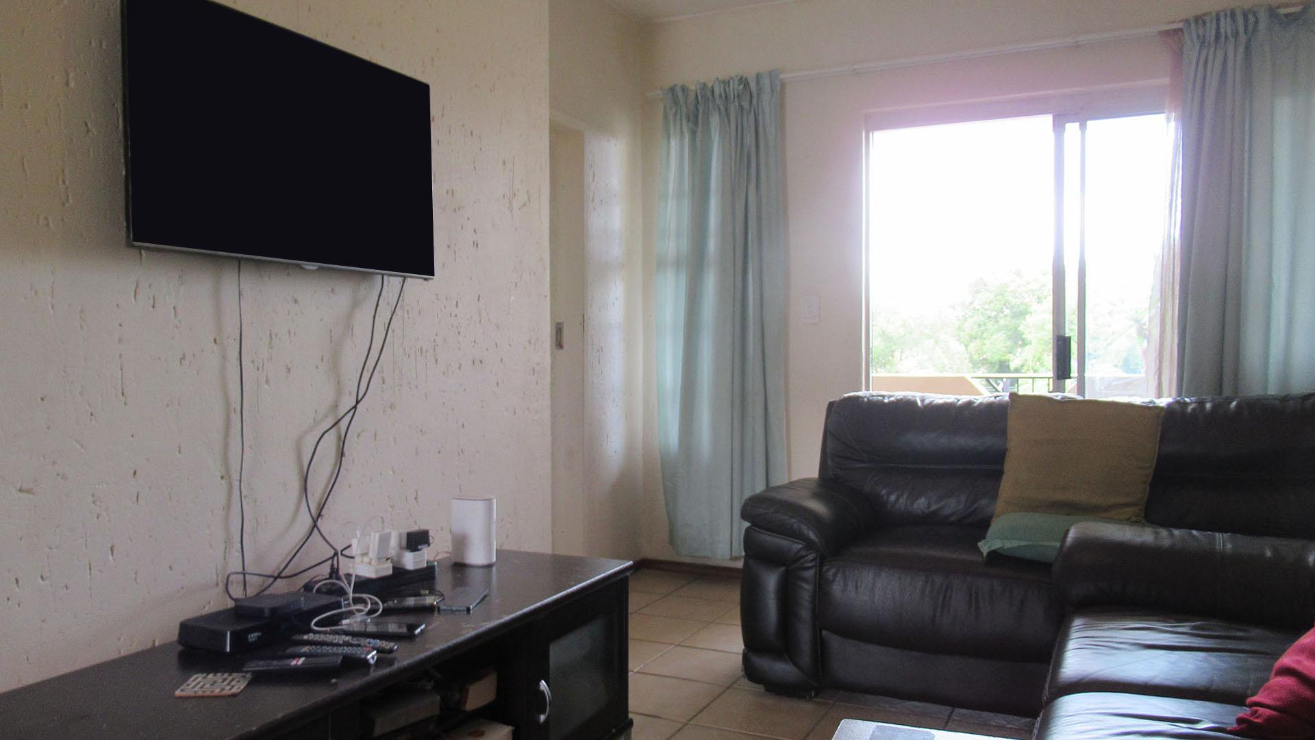 Lounges - 14 square meters of property in Comet