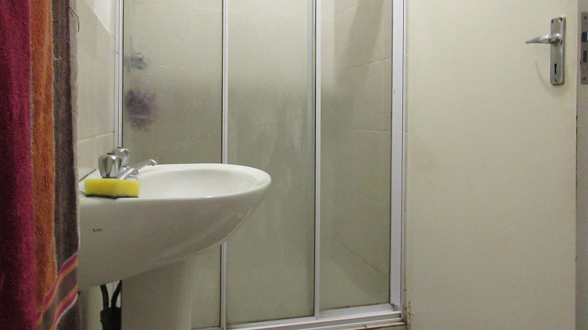 Main Bathroom - 5 square meters of property in Comet