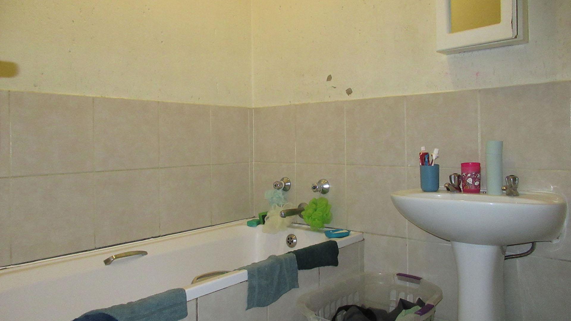 Bathroom 1 - 5 square meters of property in Comet