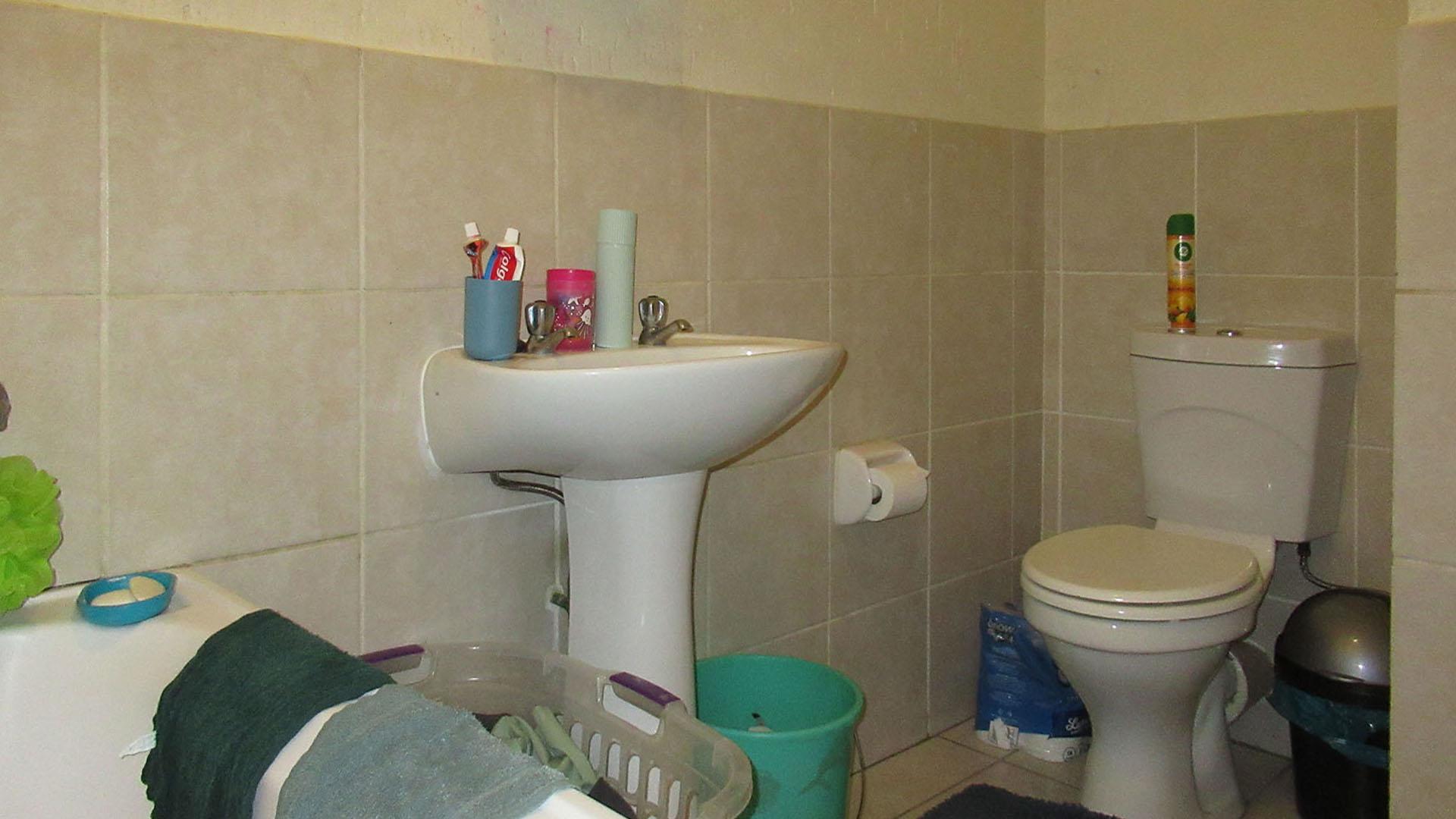 Bathroom 1 - 5 square meters of property in Comet
