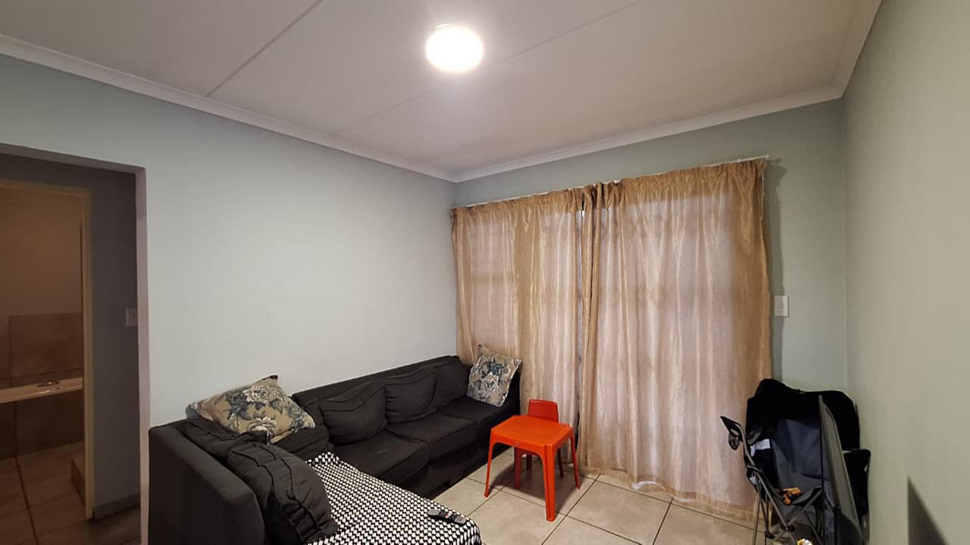 Lounges - 16 square meters of property in Eveleigh