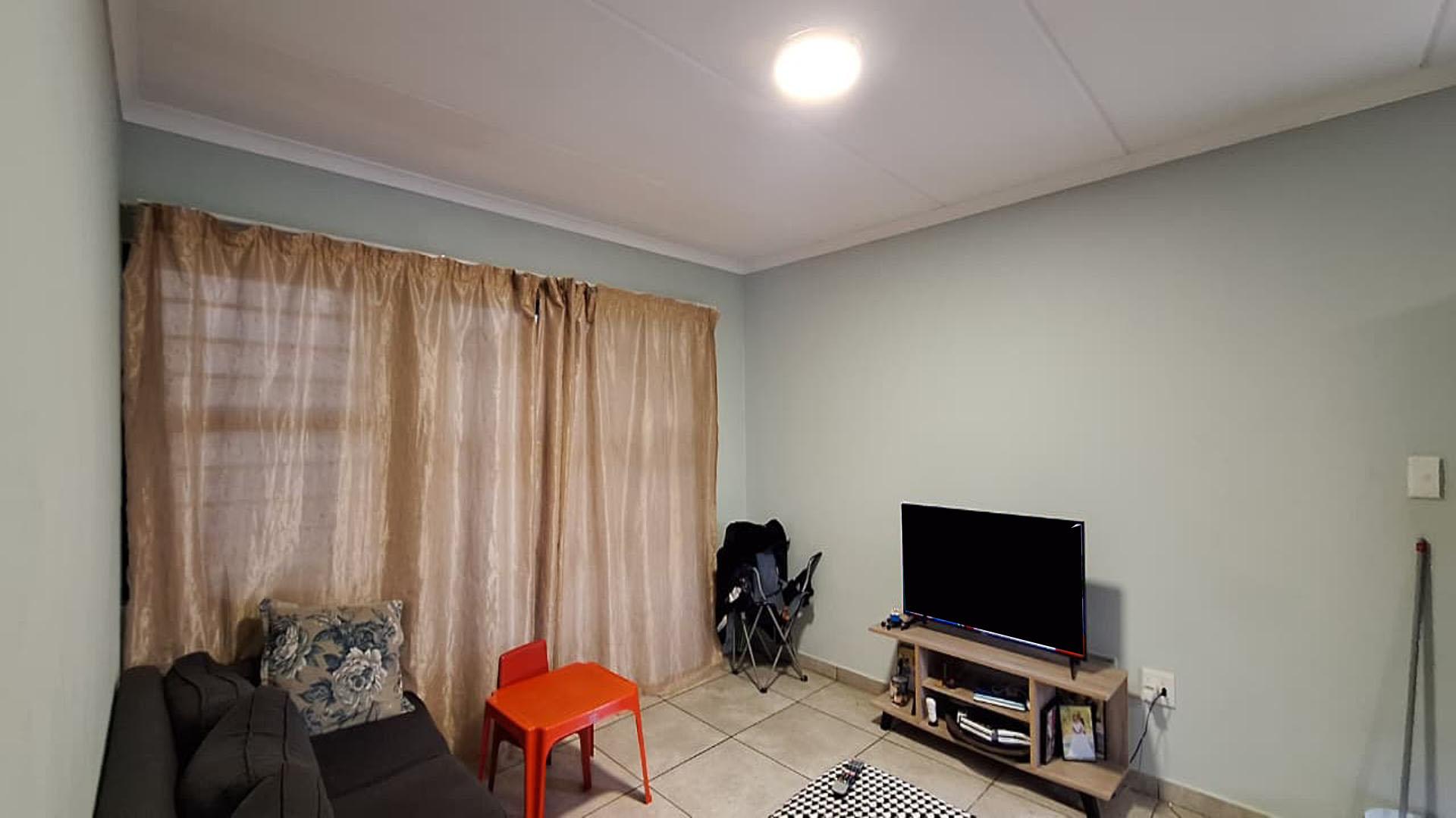 Lounges - 16 square meters of property in Eveleigh