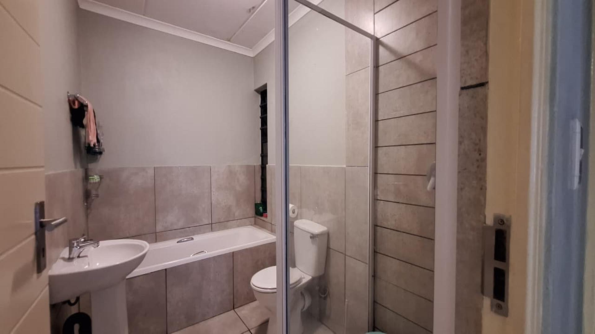 Bathroom 1 - 6 square meters of property in Eveleigh
