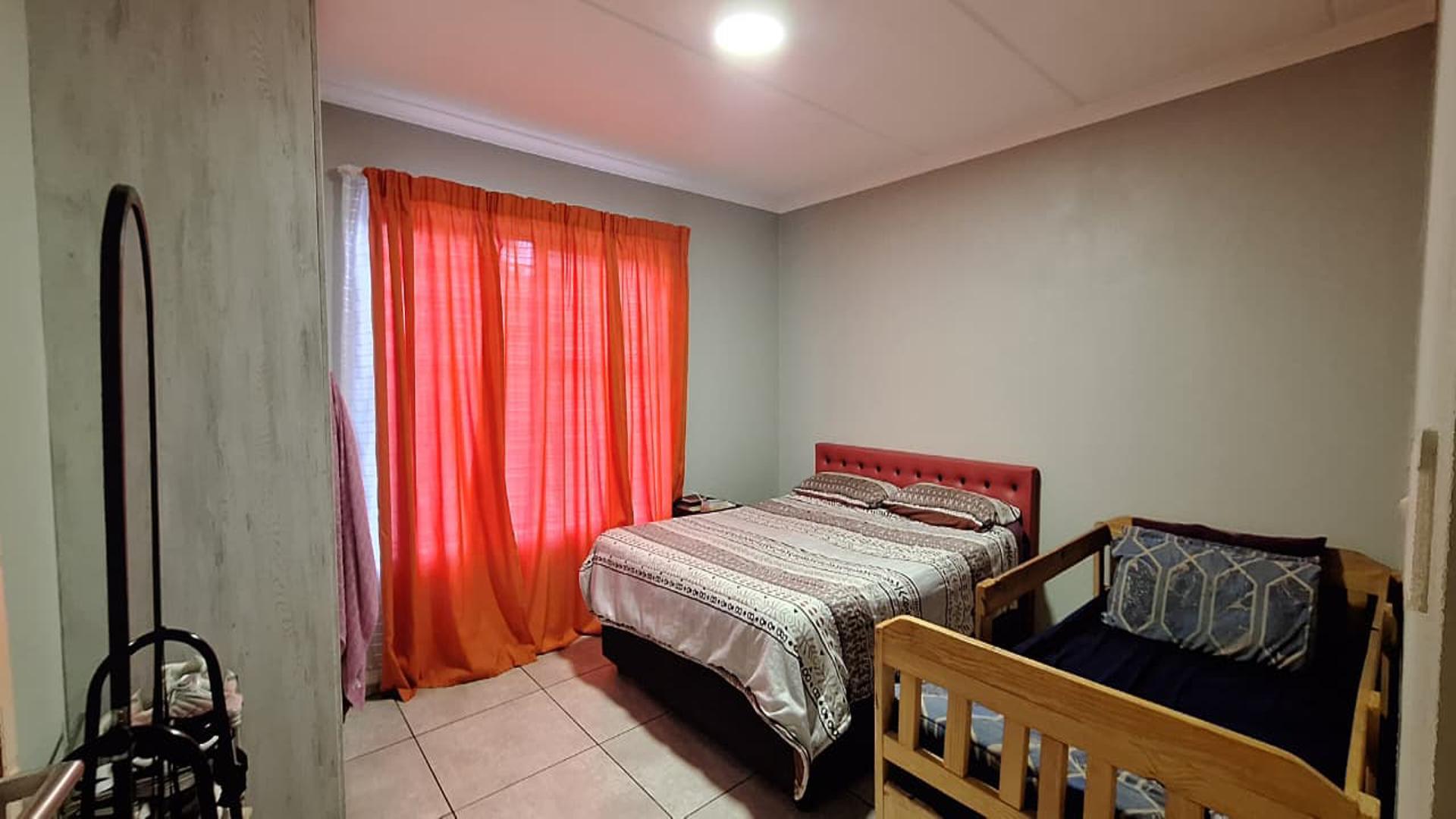 Bed Room 1 - 15 square meters of property in Eveleigh