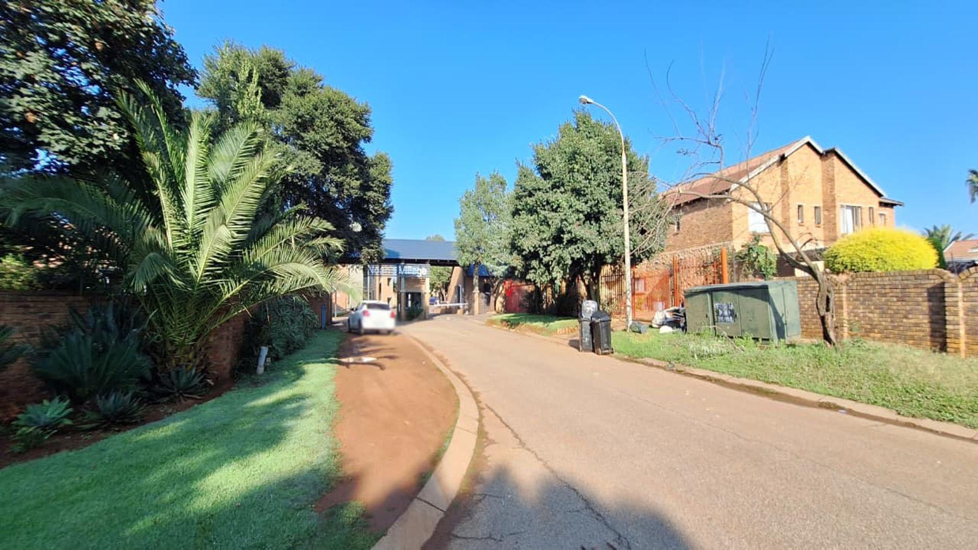 Front View of property in Pomona