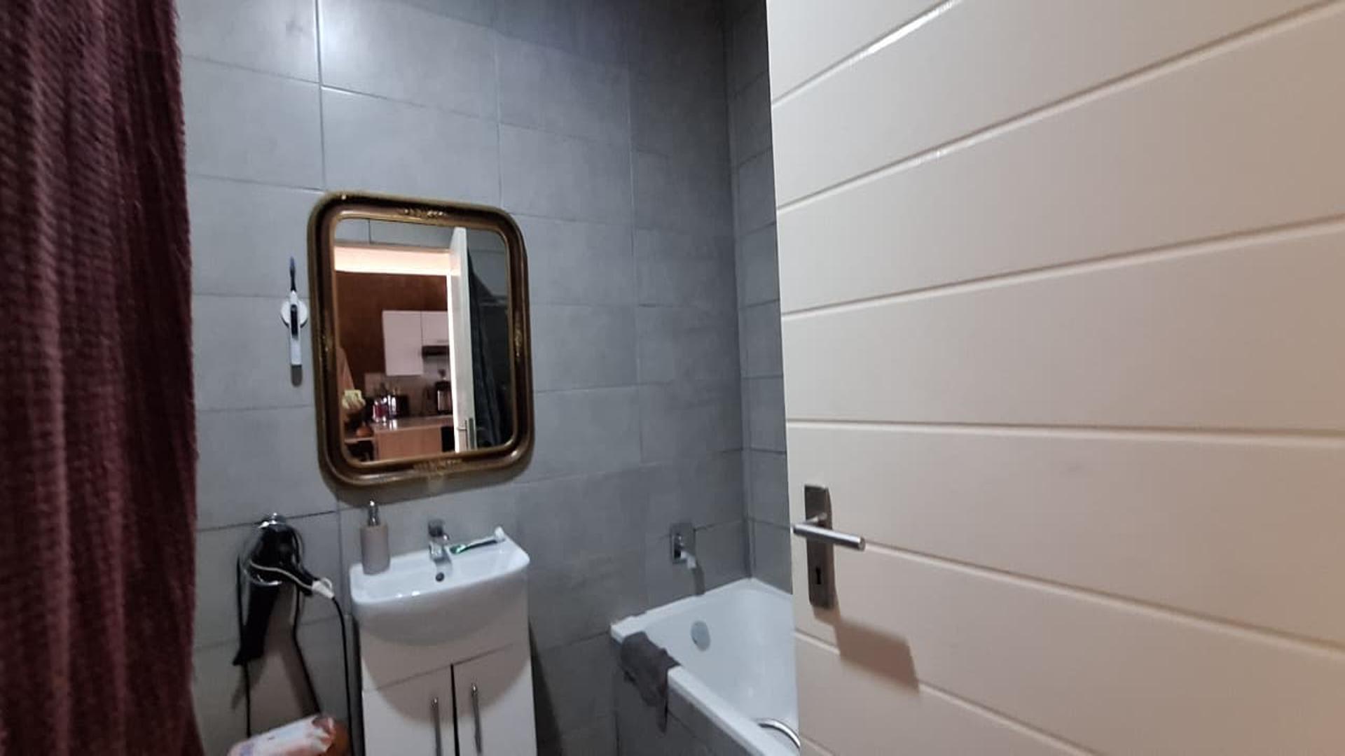 Bathroom 1 - 7 square meters of property in Pomona