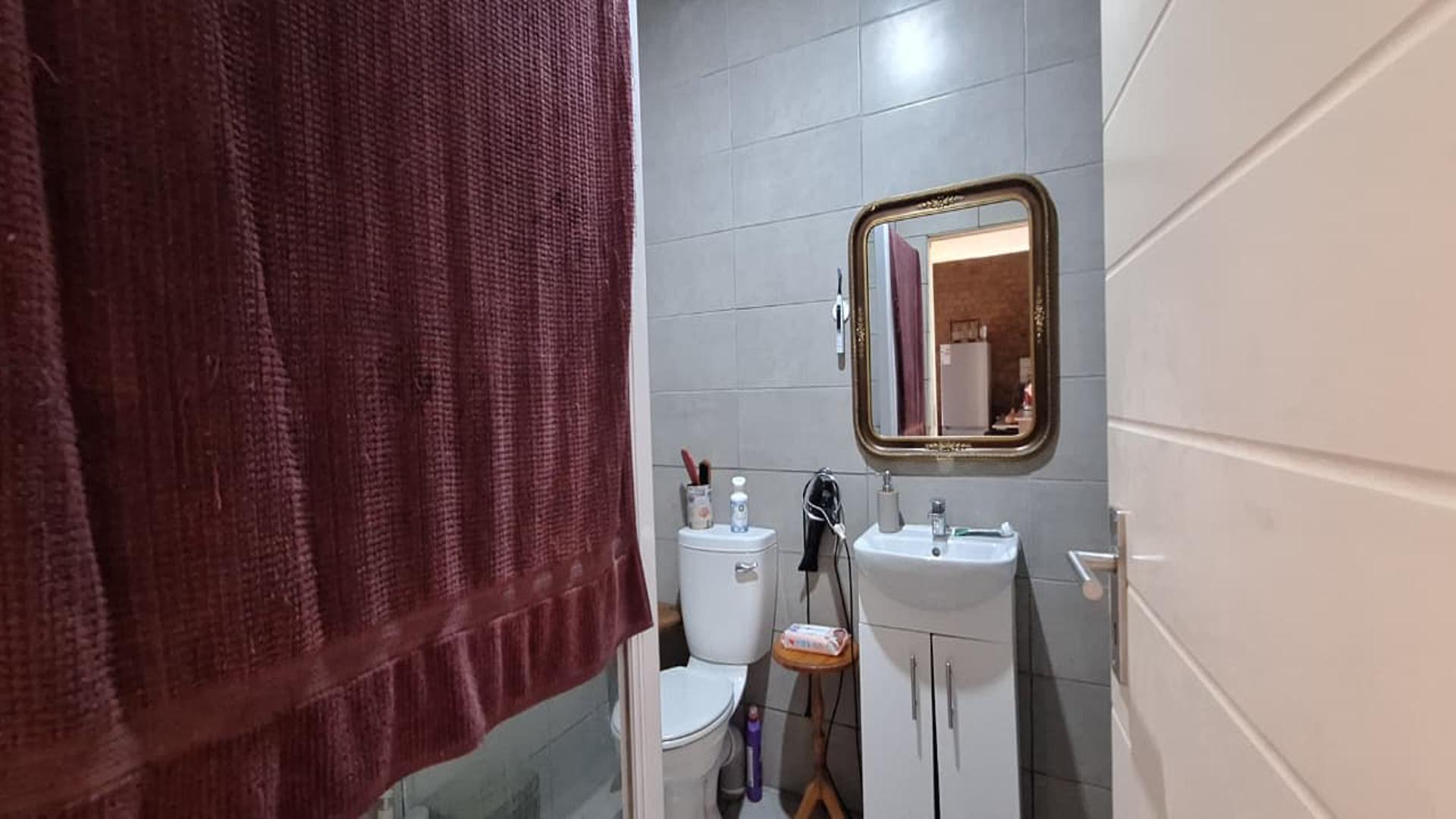 Bathroom 1 - 7 square meters of property in Pomona