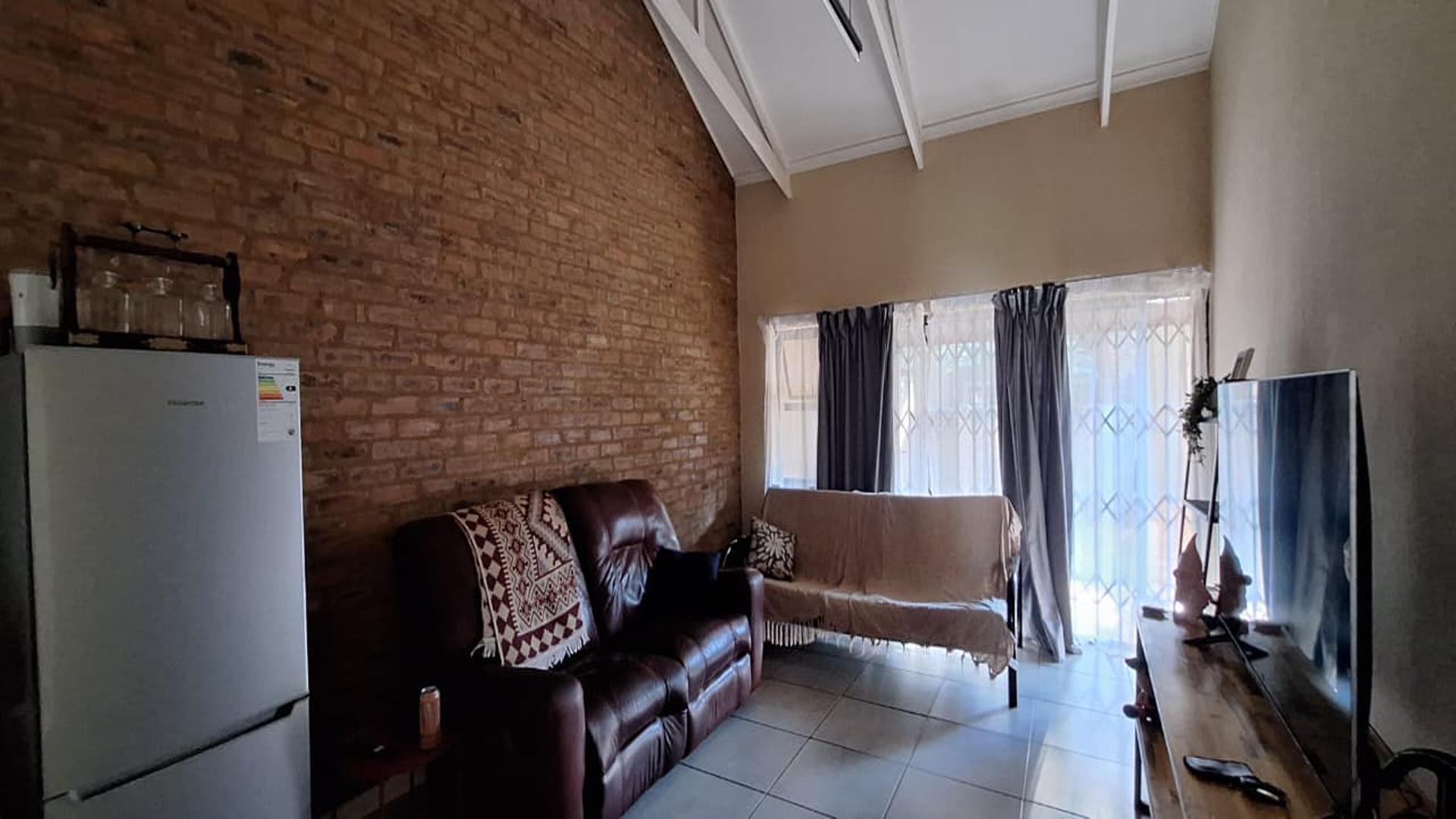 Lounges - 20 square meters of property in Pomona