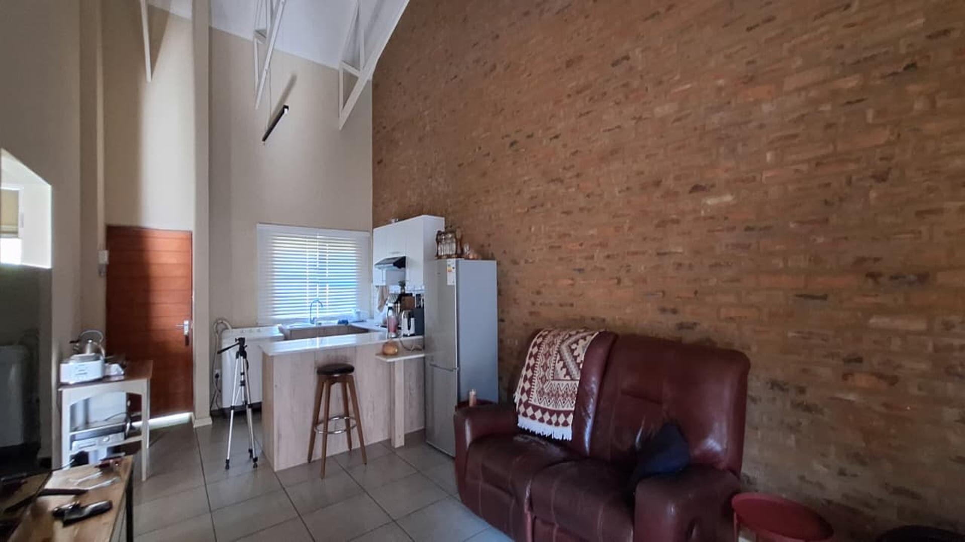 Lounges - 20 square meters of property in Pomona