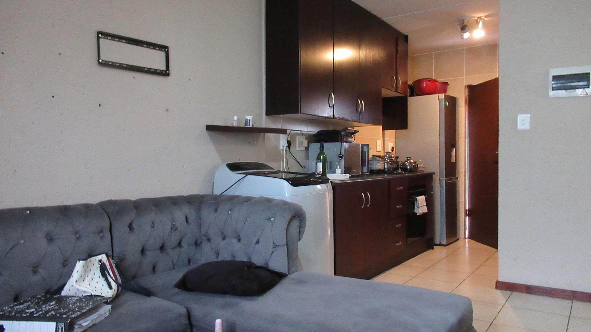 Lounges - 14 square meters of property in Aeroton