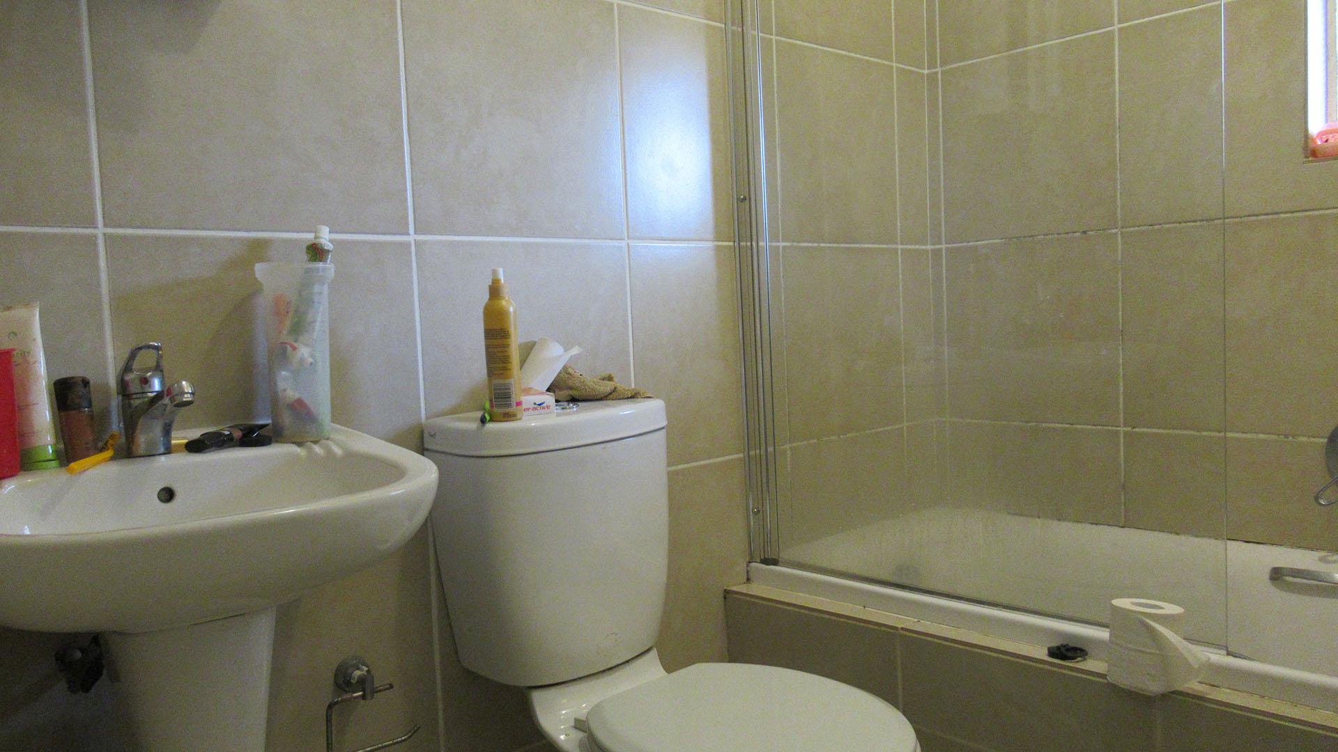 Bathroom 1 - 5 square meters of property in Aeroton