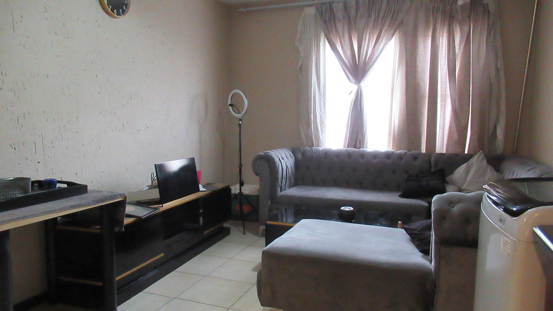 Lounges - 14 square meters of property in Aeroton