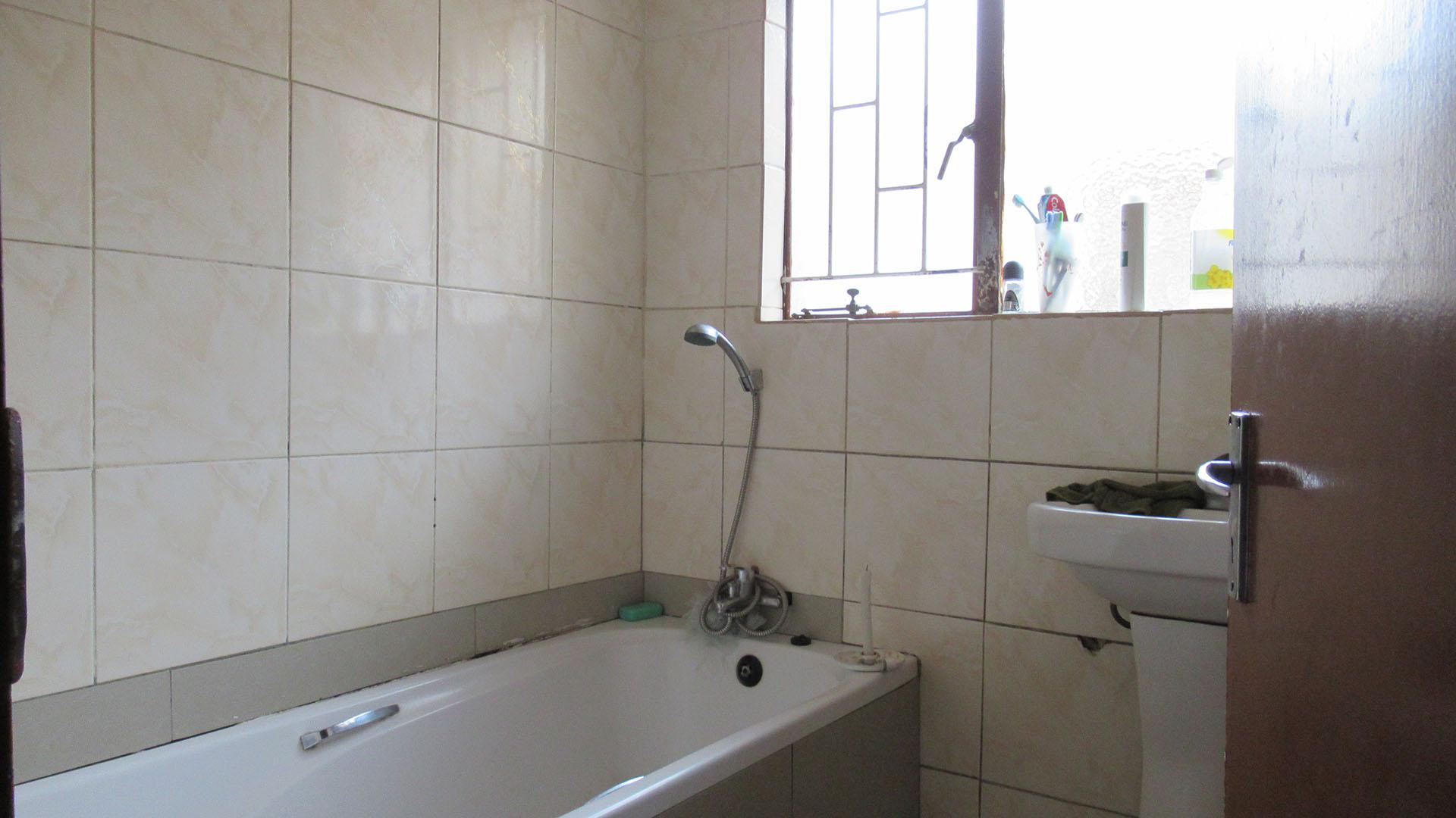 Bathroom 1 - 3 square meters of property in Doornkop