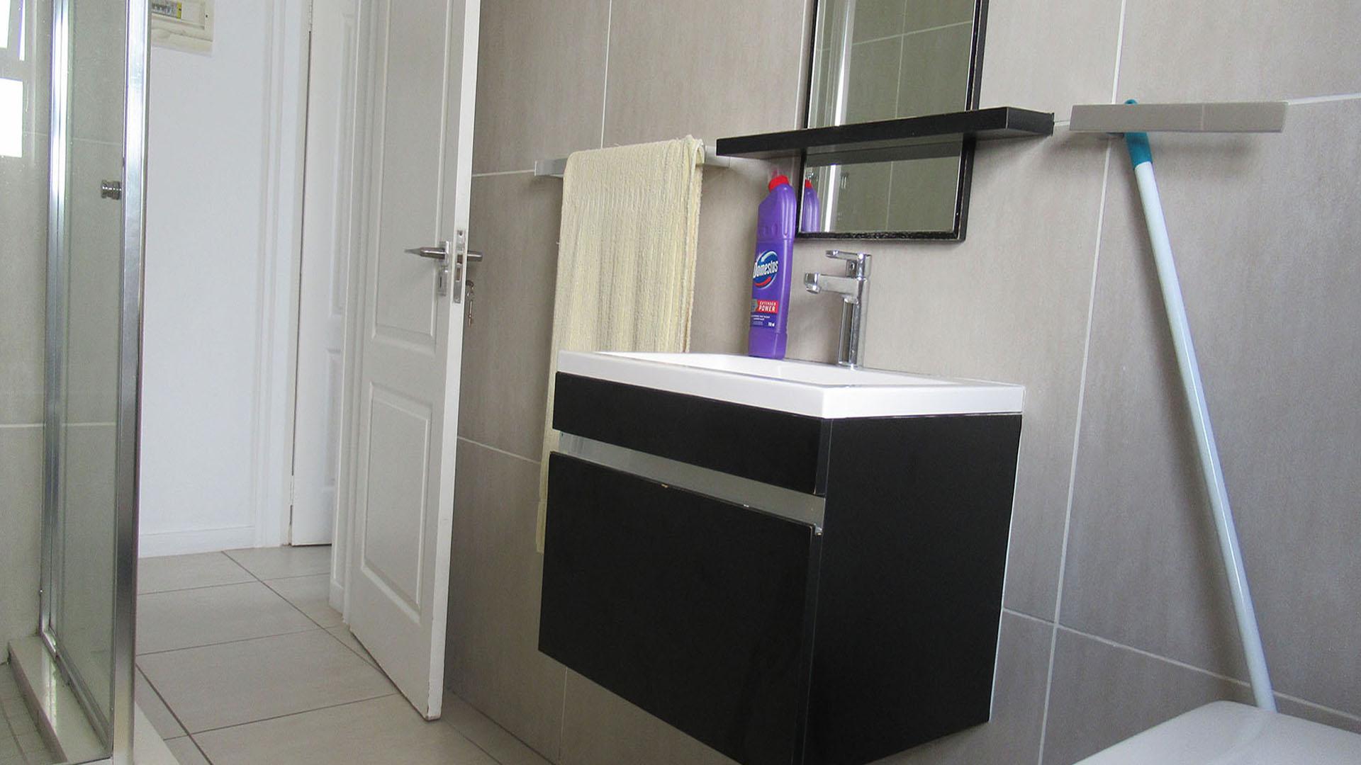 Bathroom 1 - 8 square meters of property in Greenstone Hill