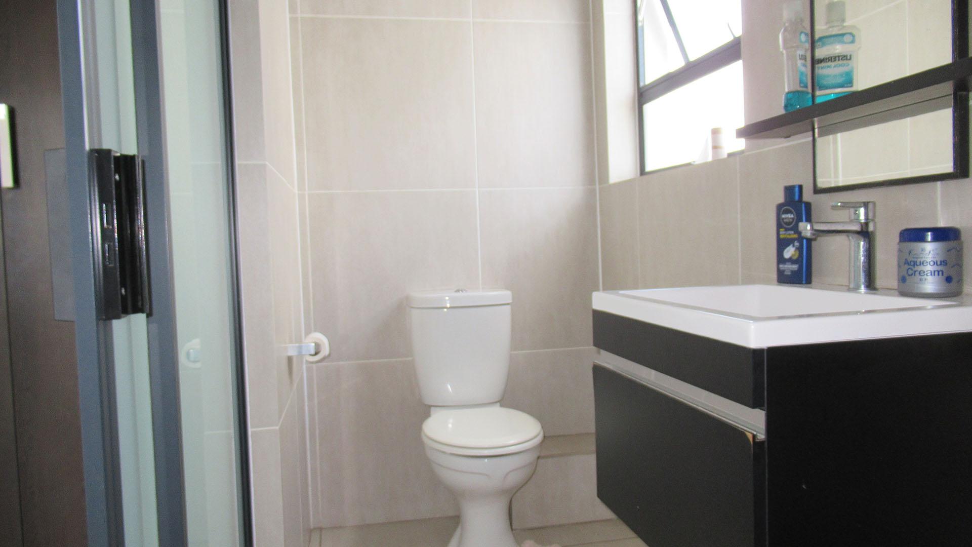 Main Bathroom - 5 square meters of property in Greenstone Hill