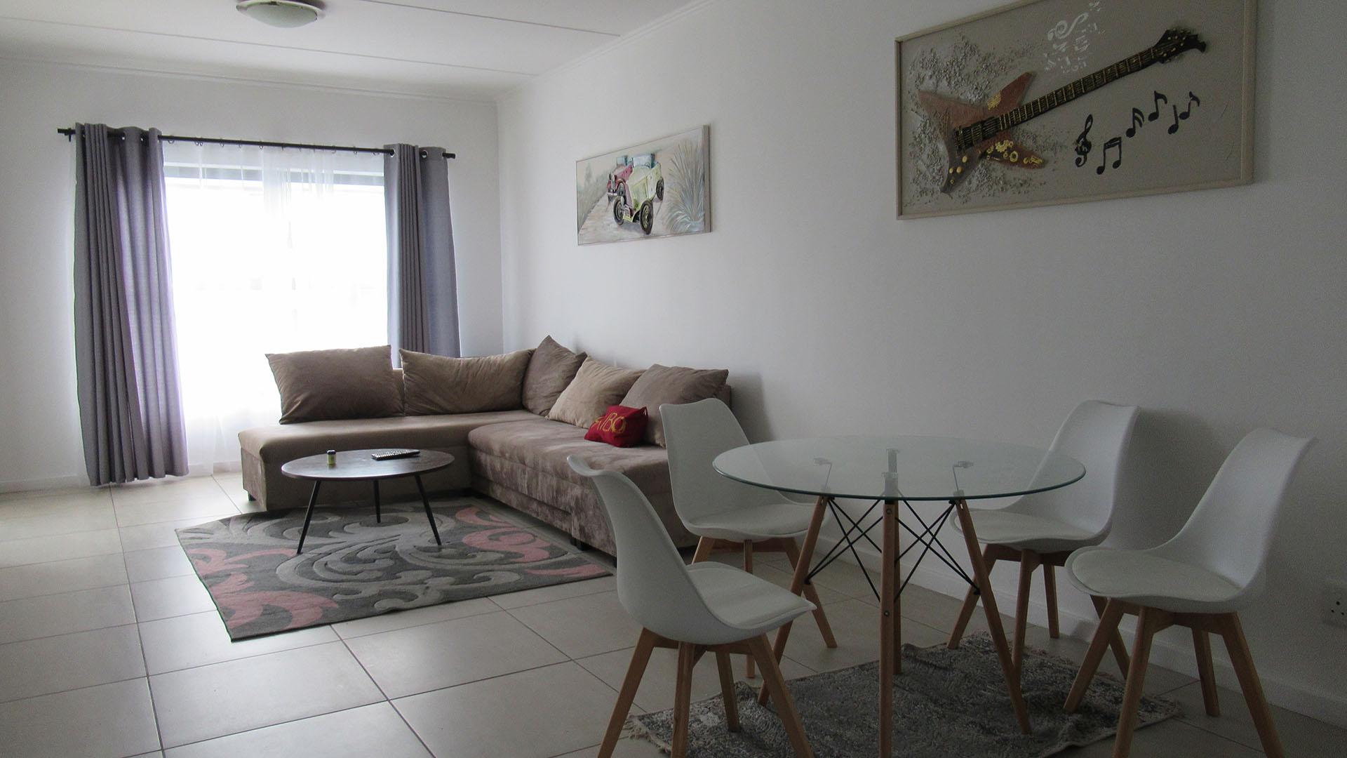 Lounges - 26 square meters of property in Greenstone Hill