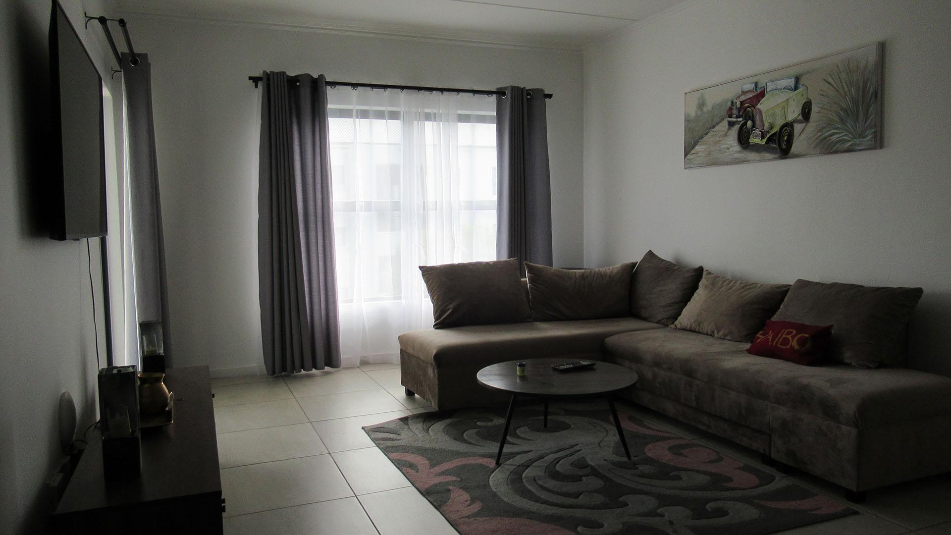 Lounges - 26 square meters of property in Greenstone Hill