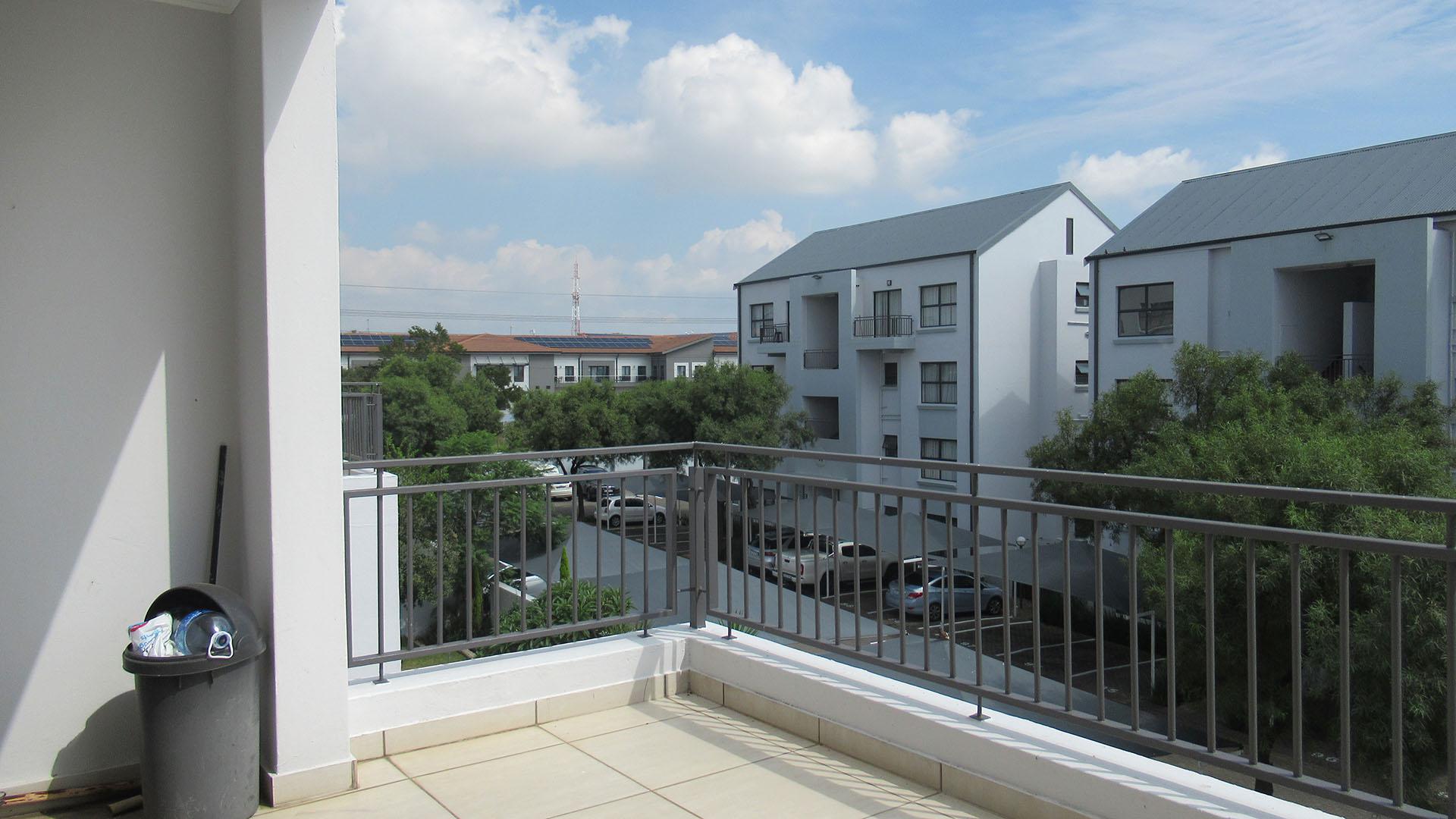 Balcony - 9 square meters of property in Greenstone Hill