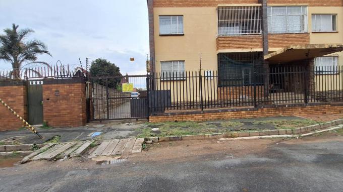 1 Bedroom Sectional Title for Sale For Sale in Rosettenville - Home Sell - MR708598