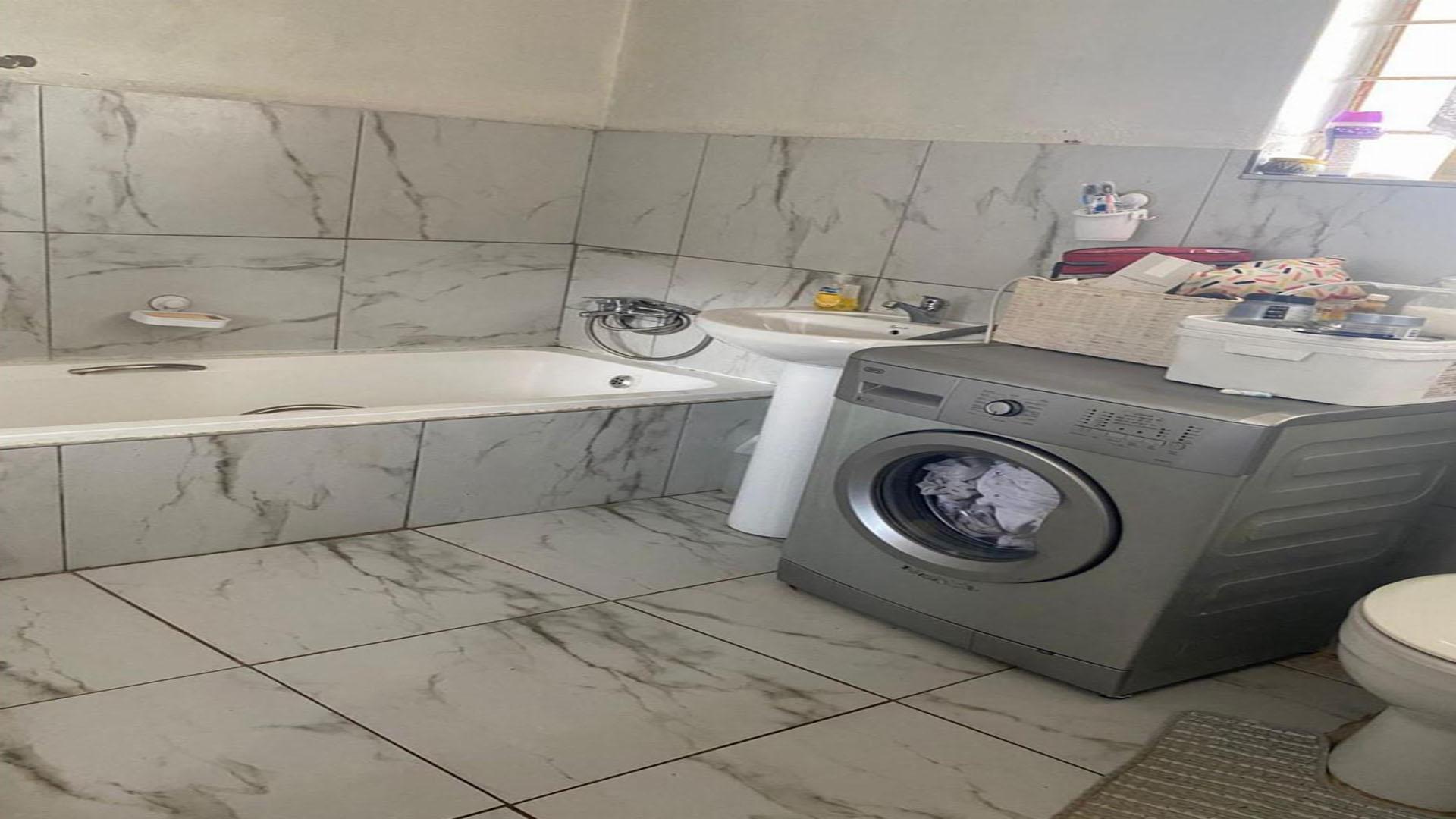 Bathroom 1 of property in Willow Park Manor
