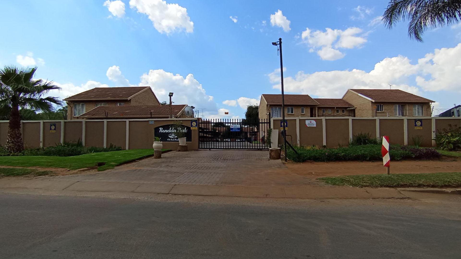 Front View of property in Willow Park Manor