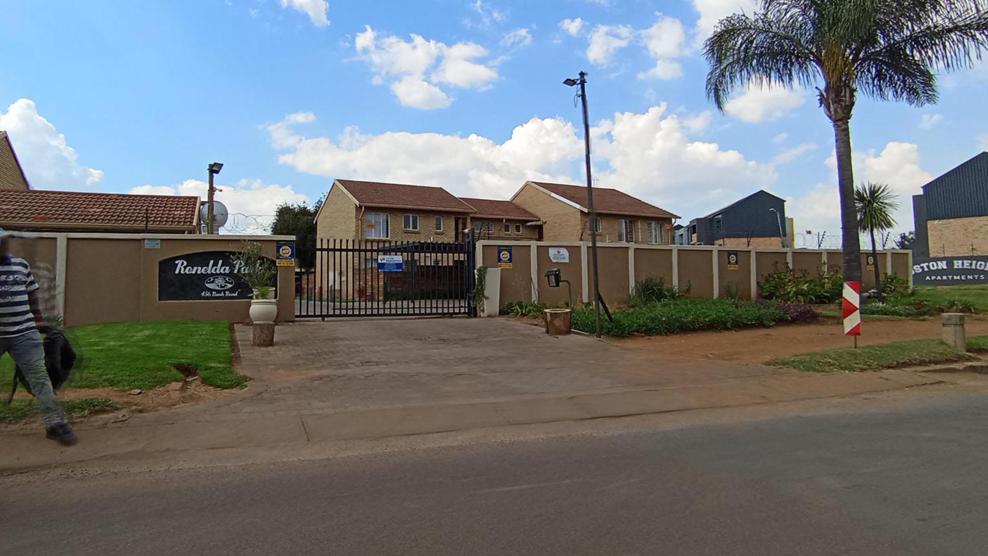 Front View of property in Willow Park Manor