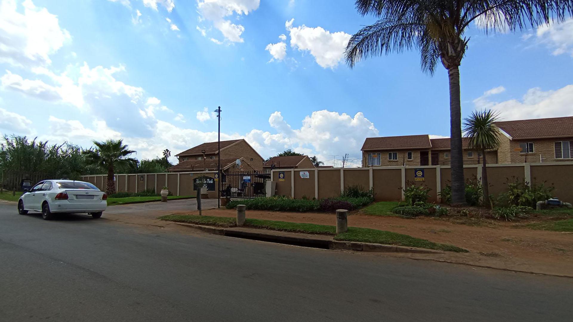 Front View of property in Willow Park Manor