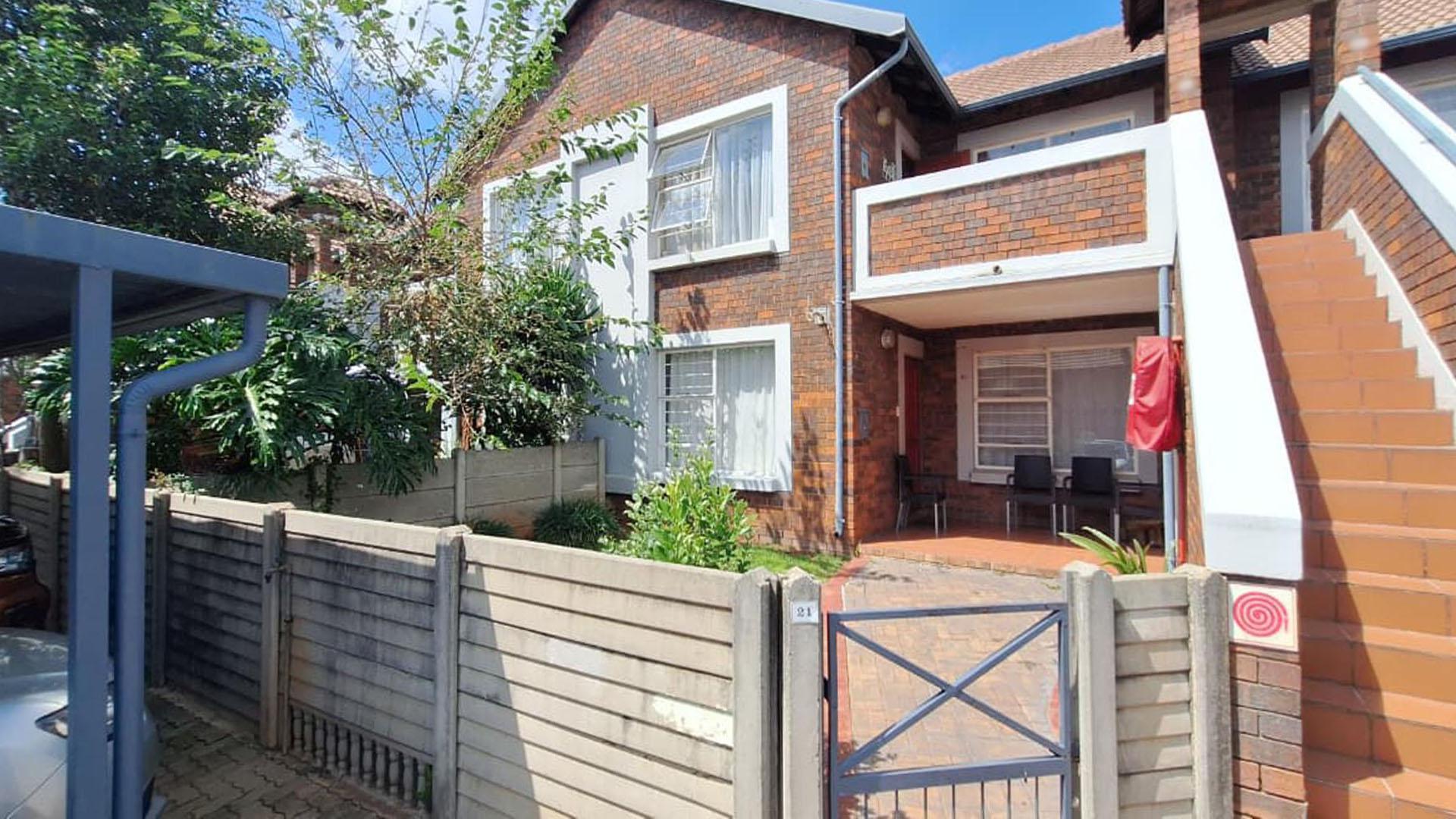 Front View of property in Glen Marais