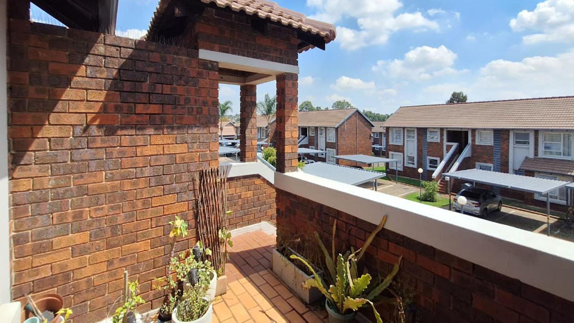 Balcony - 11 square meters of property in Glen Marais