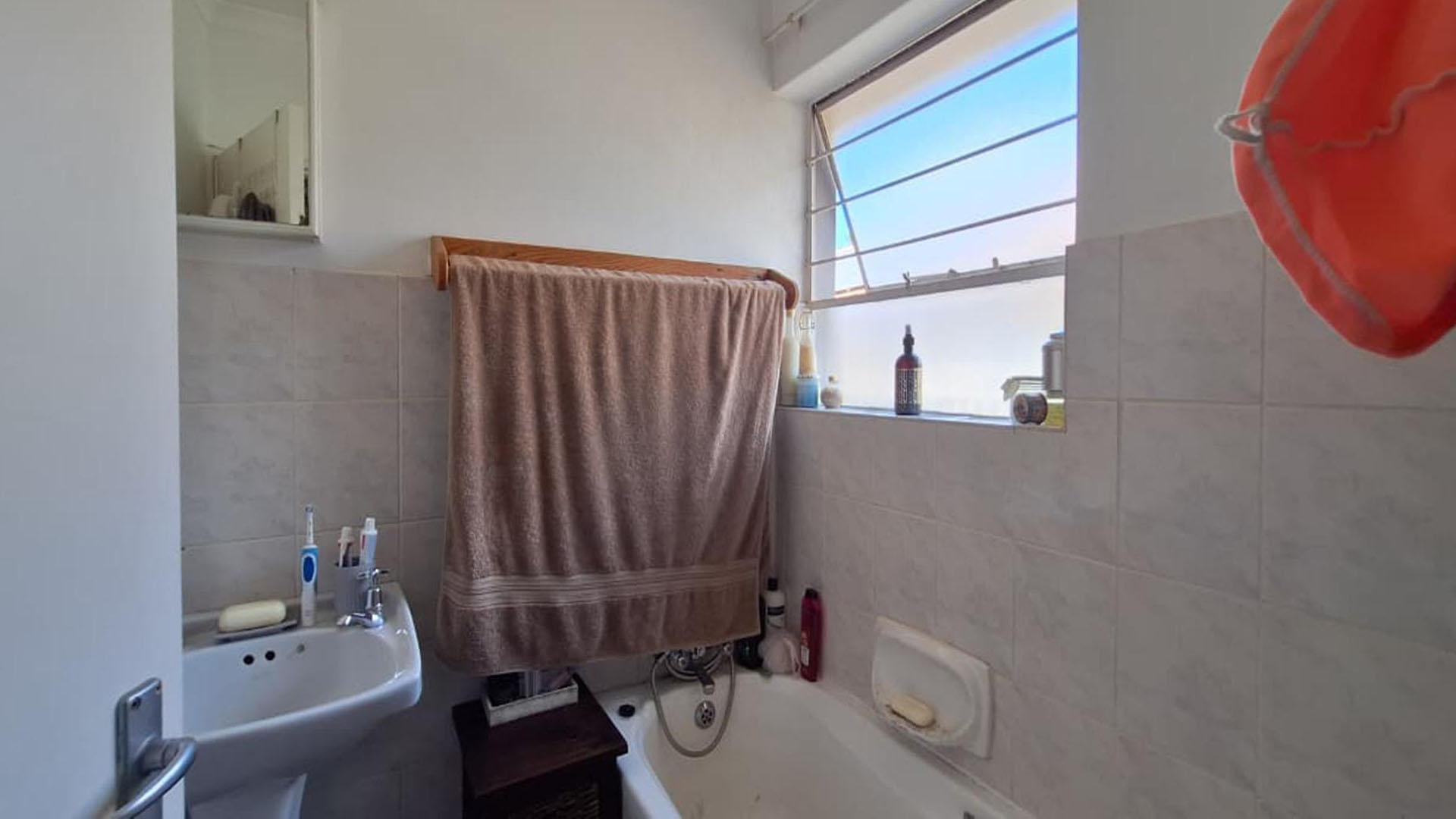 Bathroom 2 - 3 square meters of property in Glen Marais