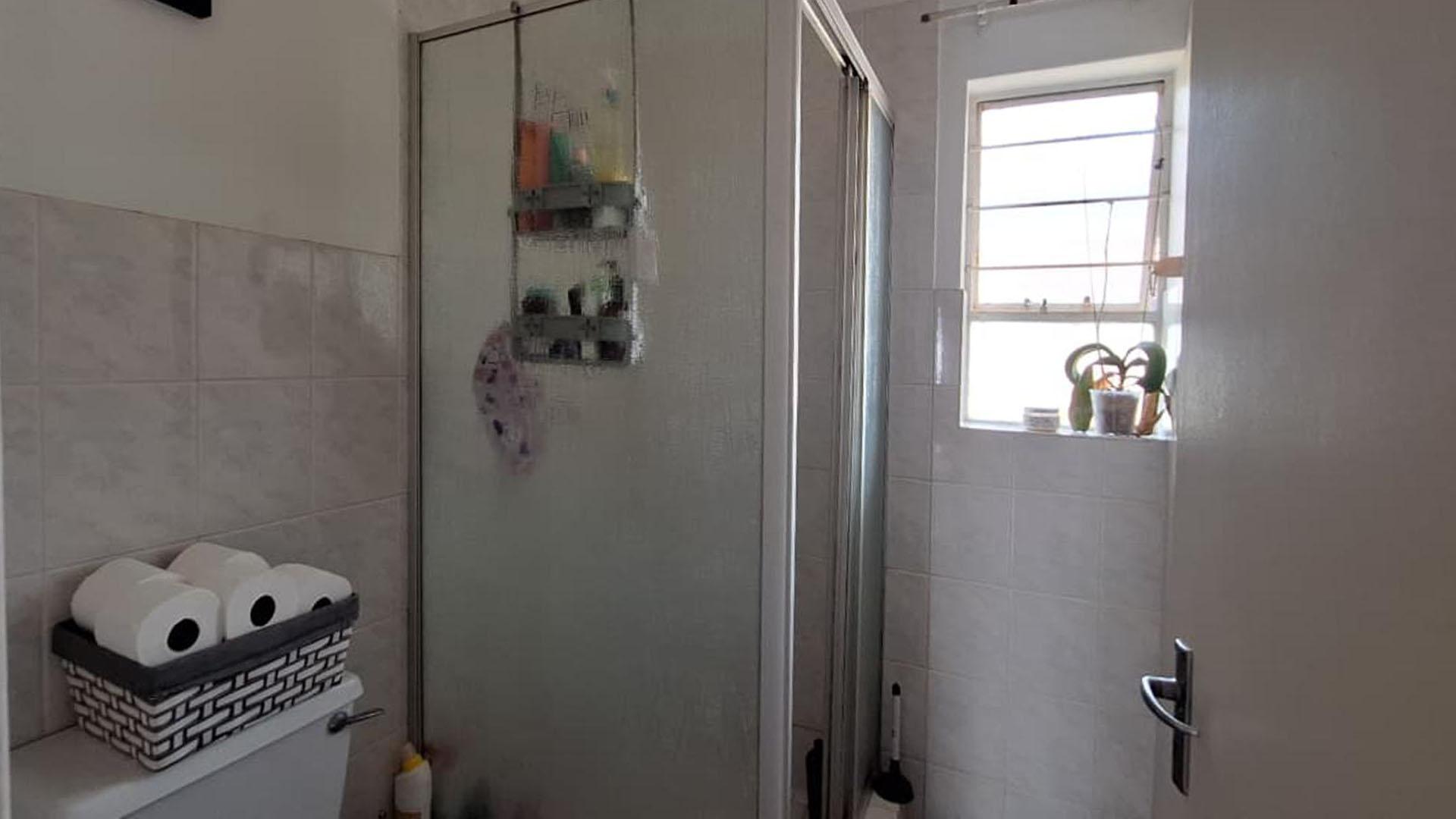 Bathroom 1 - 3 square meters of property in Glen Marais