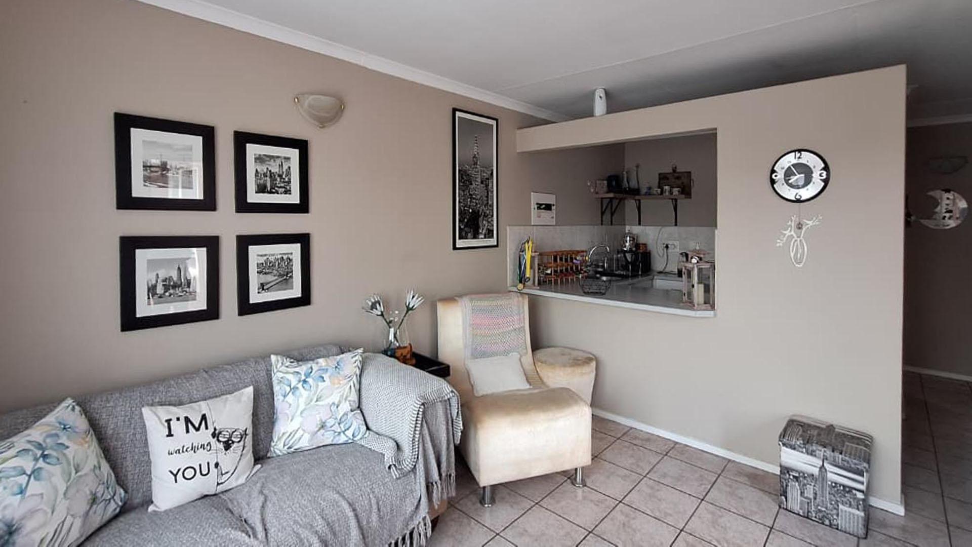 Lounges - 14 square meters of property in Glen Marais