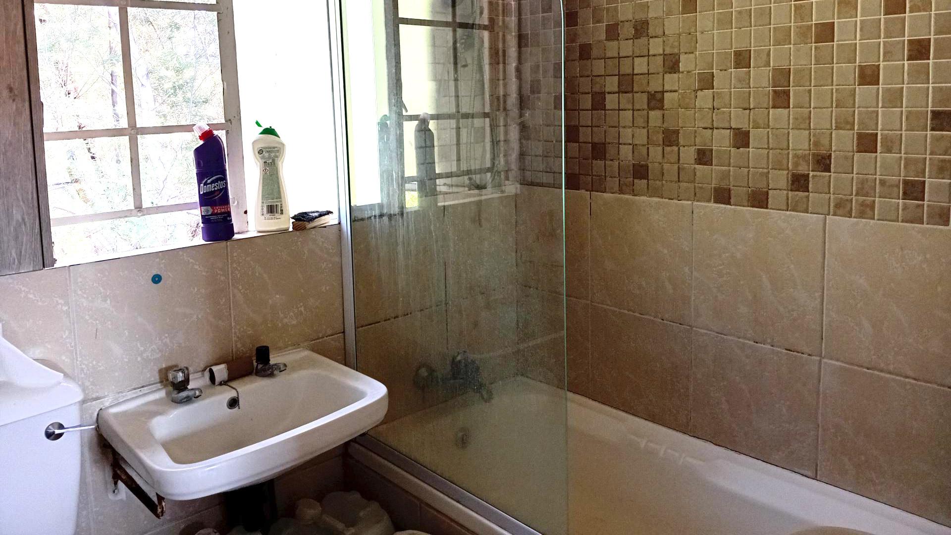 Bathroom 1 of property in Eden Glen