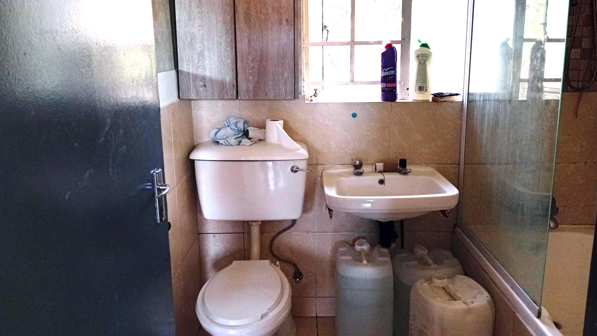 Bathroom 1 of property in Eden Glen