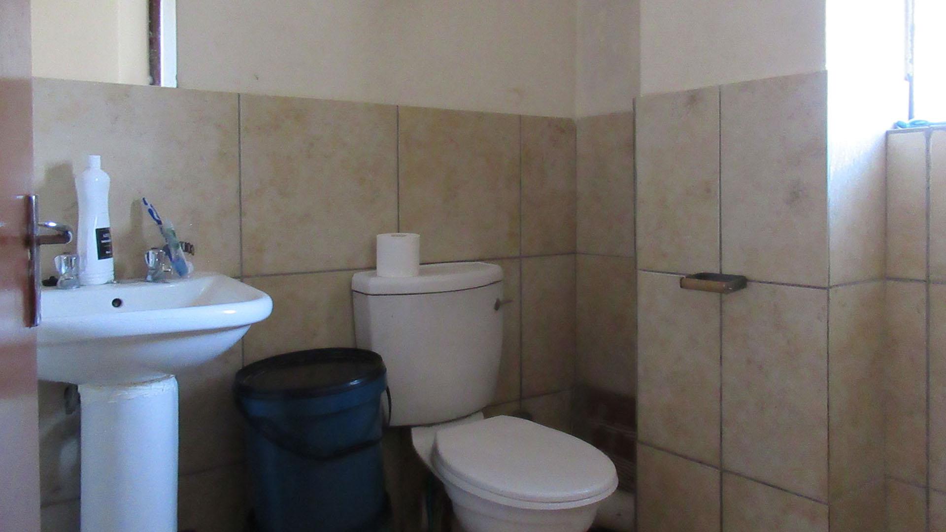Bathroom 1 - 4 square meters of property in Jabulani