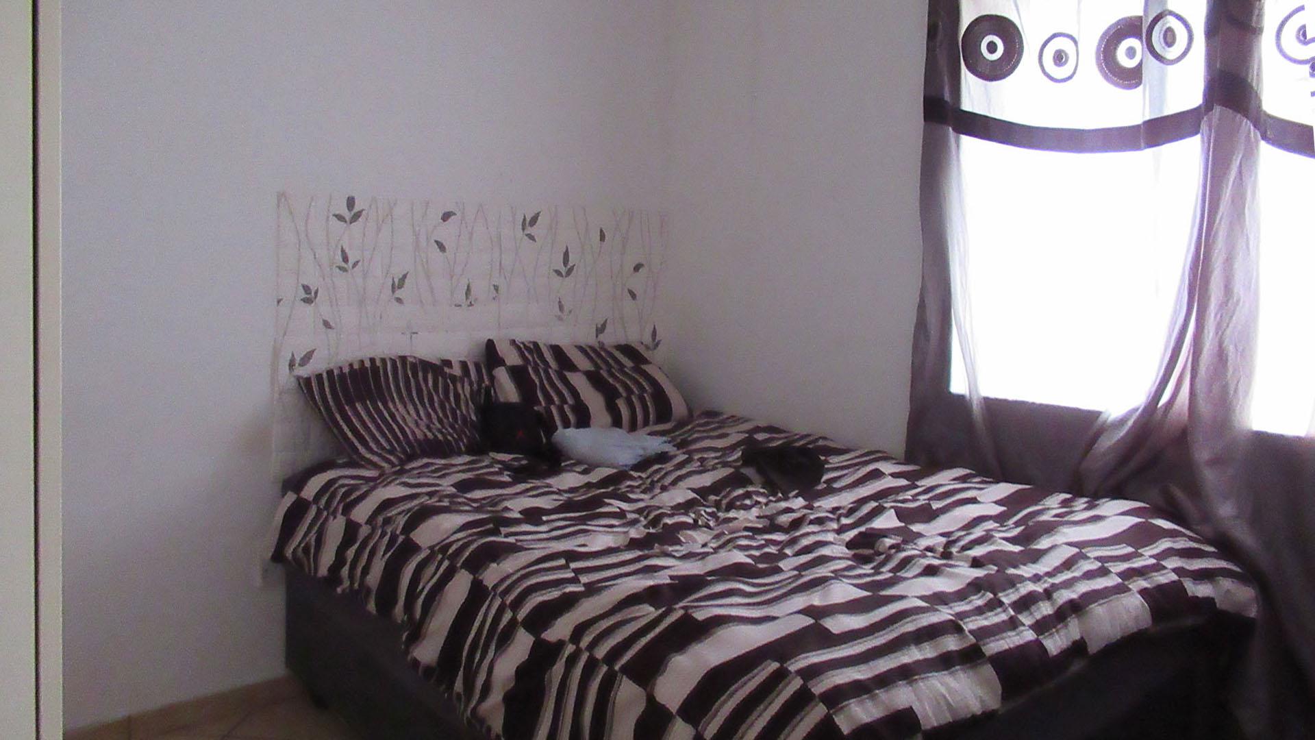 Bed Room 2 - 8 square meters of property in Jabulani