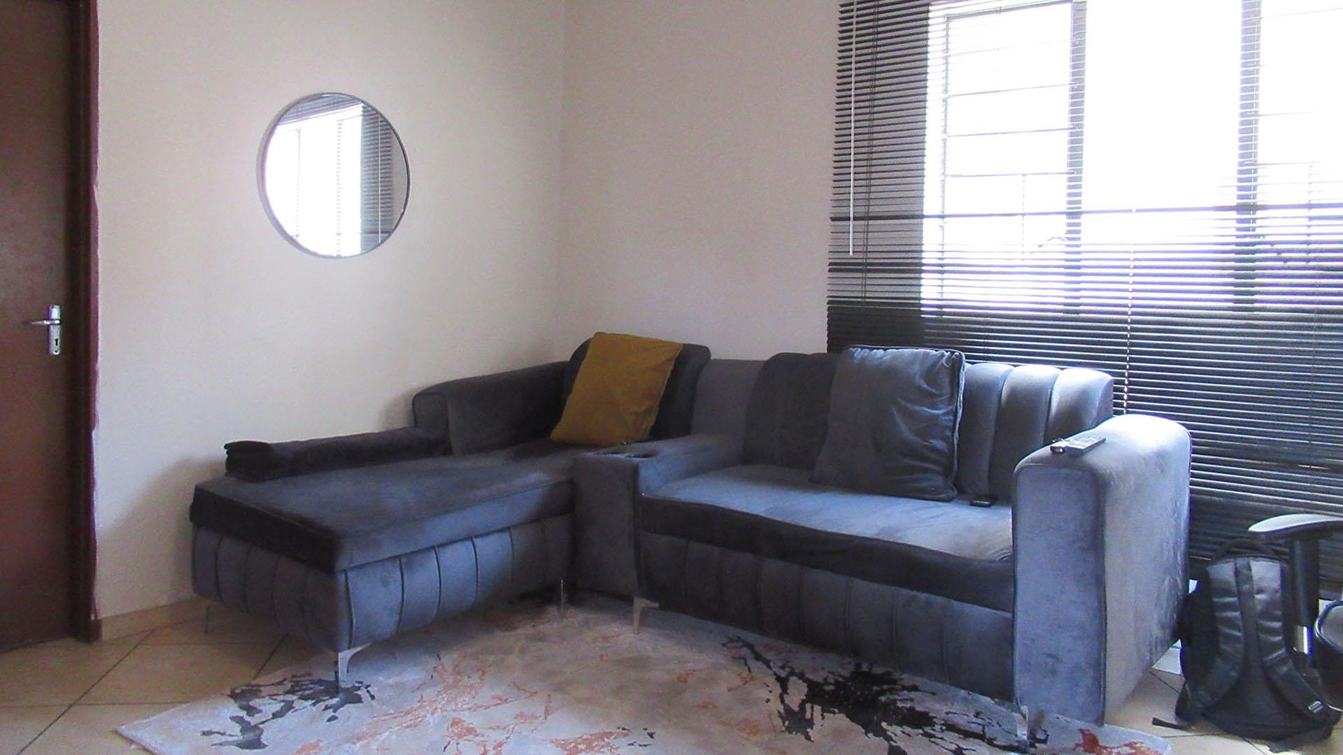 Lounges - 16 square meters of property in Jabulani
