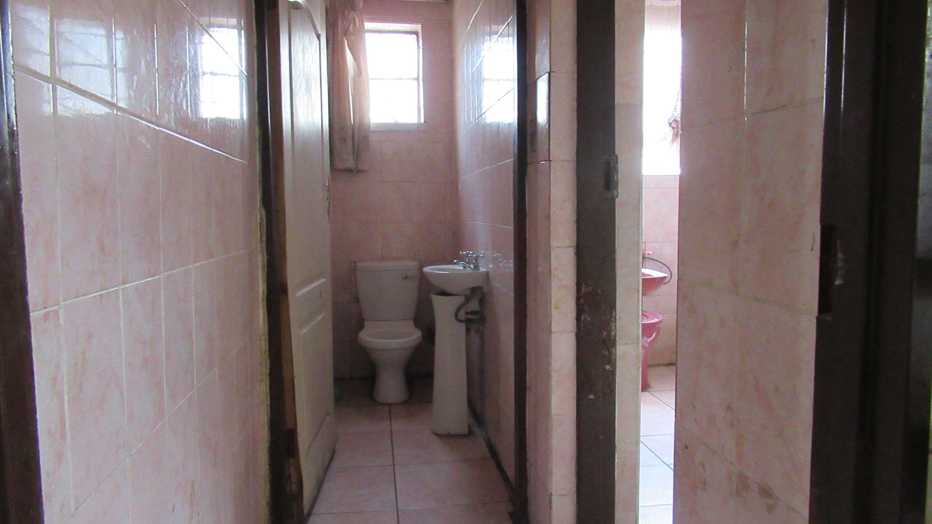 Bathroom 1 - 3 square meters of property in Vereeniging