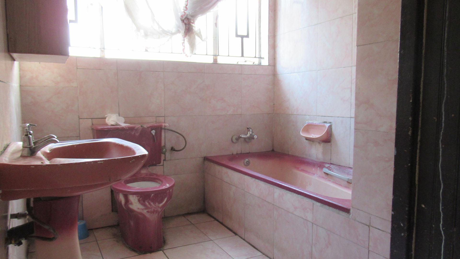 Bathroom 2 - 8 square meters of property in Vereeniging