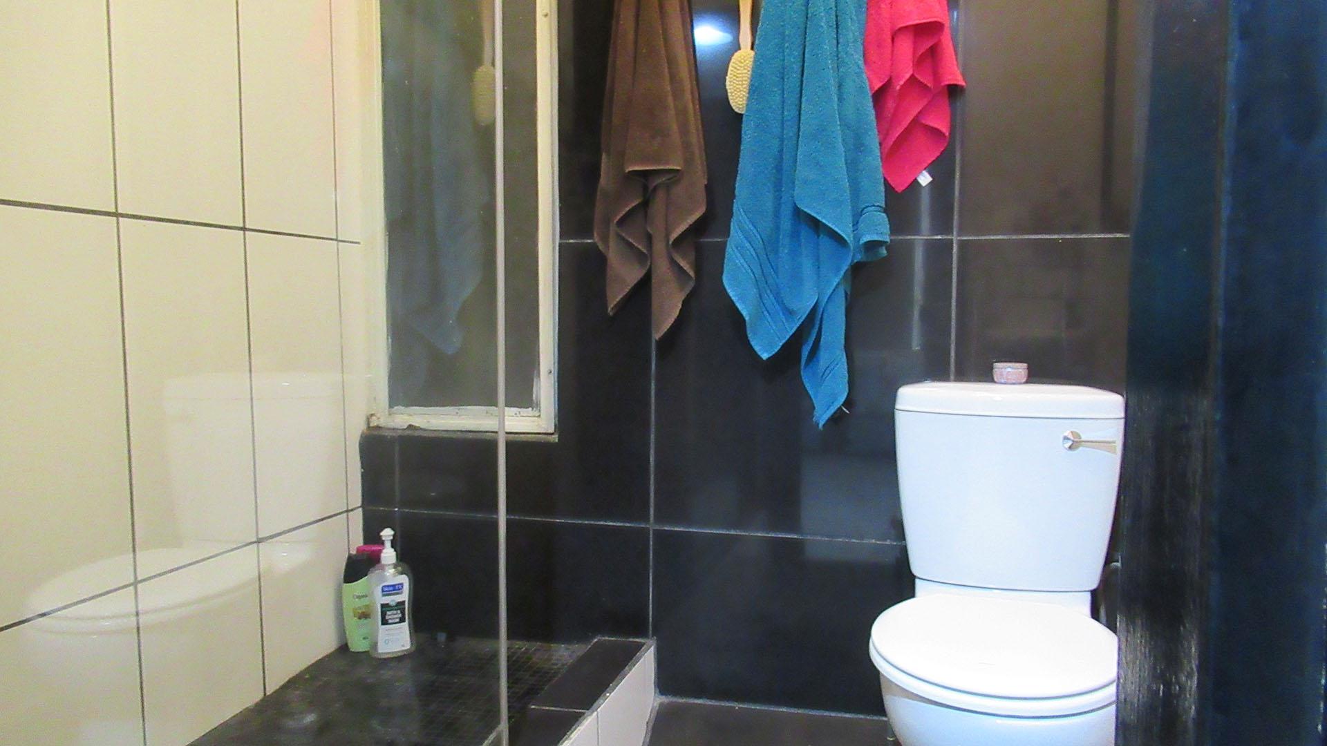 Bathroom 1 - 4 square meters of property in Braamfontein