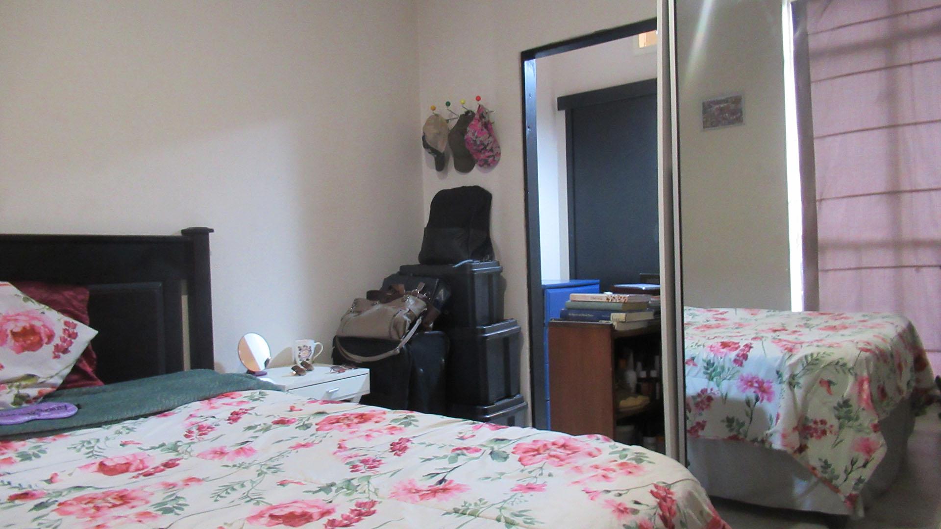 Bed Room 1 - 14 square meters of property in Braamfontein