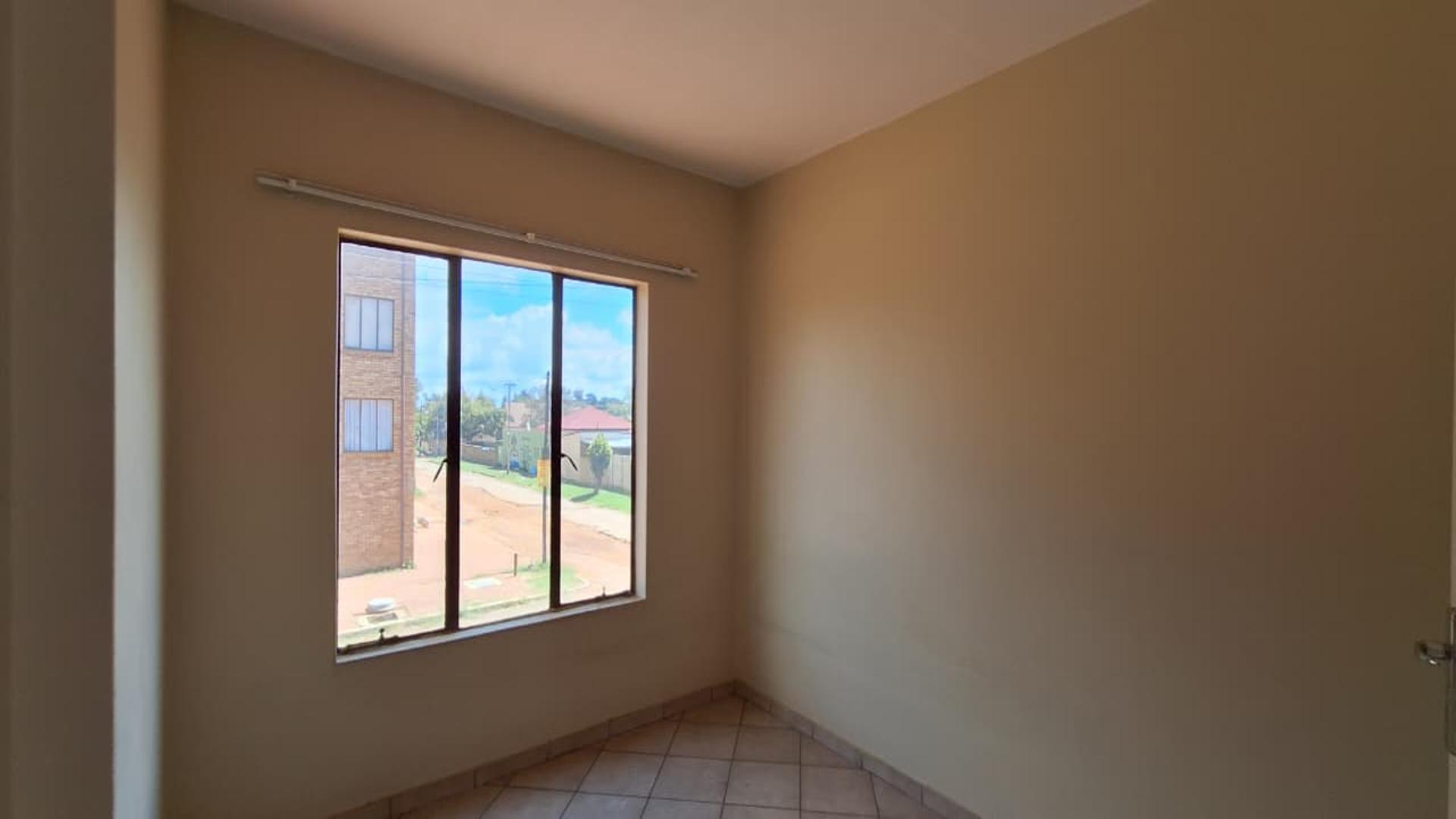 Bed Room 1 - 12 square meters of property in Randfontein