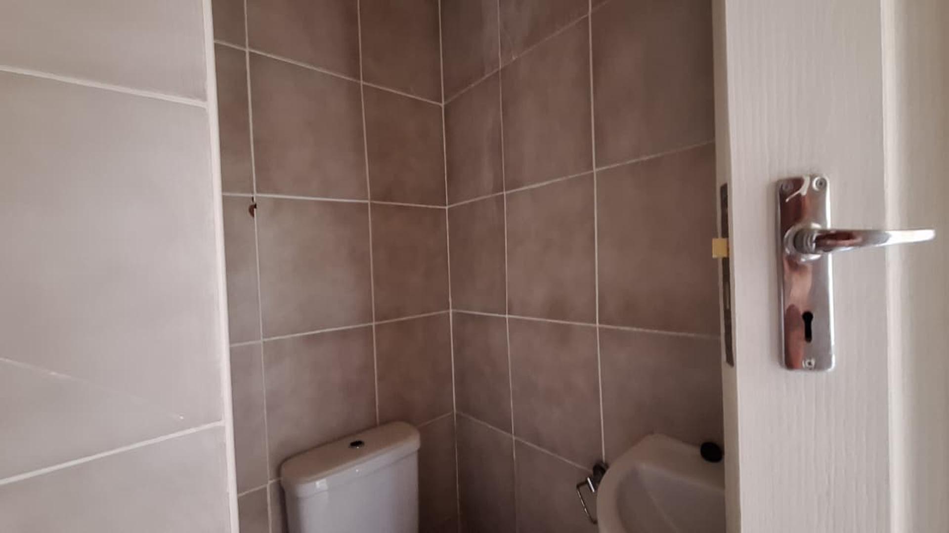 Bathroom 1 - 5 square meters of property in Randfontein